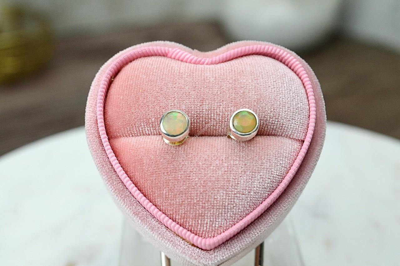 Strieborné napichovacie náušnice Austrálsky OPÁL Briliantový brus  - Krása, Anjeli, Šťastie, Emocionálna úľava Afirmácia: Dovoľujem, aby sa začalo moje emocionálne liečenie 

Opál je minerálom symbolizujúcim nádej.