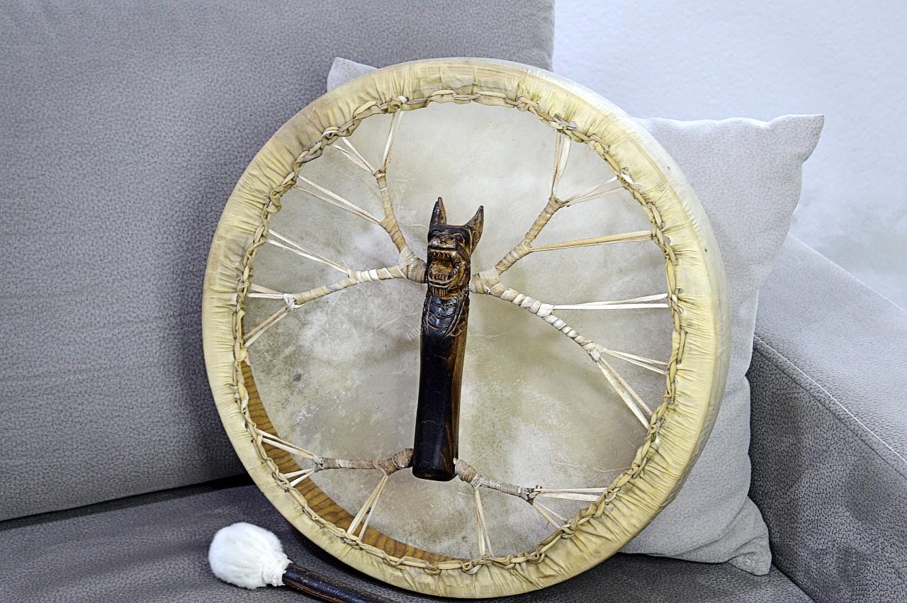 Šamanský BUBON DUCH DRAKA - 40 cm- Kozia Koža, Akáciové Drevo - Laditeľný Šamanský bubon „Duch Draka“– 40 cm je ohromujúci ručne vyrobený rámový bubon, ktorý majstrovsky spája symboliku, zvuk a remeselnú zručnosť.