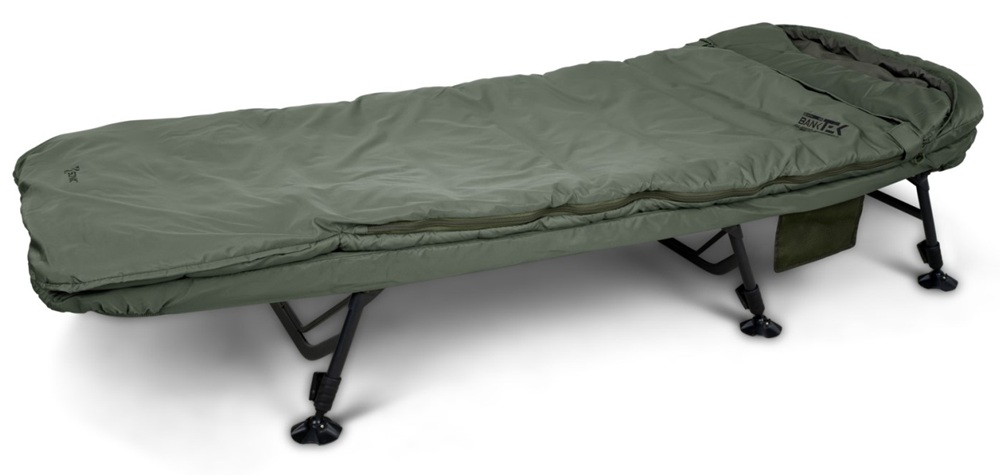 Sonik lehátko se spacákom bank-tek 5 season sleep system wide.
   
 Lehátko má rám vyrobený z ocele a hliníka so 100% rovným profilom.
   
 Vlastnosti spacáku: 
 •Systém pripevnenia EXpanda™ •Vodeodolný vonkajší materiál 90T Ripstop •5 sezónne prevedenie spacáku •Nový vylepšený dizajn •Odnímateľný elastický stredový popruh •Kvalitné zipsy so širokými návlekmi proti zaseknutiu •Ochranný golier na krk •Šnúrka na nohy na elimináciu studených miest •Vyklápací moskytiérový panel na hlavu •Vnútorné vrecká • Kapucňa a účinným sťahovacím systémom 
 Vlastnosti lehátka: 
 •Kvalitne polstrovaný pohodlný matrac •Pevný rám z ocele a hliníka opatrený 6 nohami – 100% plochý profil •Roztiahnuté nohy s krátkou nožnou časťou pre zvýšenú pevnosť a stabilitu •Mechanizmus Grip-Lok™ pre jednoduché a bezpečné nastavenie výšky lehátka •Dve praktické postranné úložné vrecká •Materiál HD 600D PU s Bank-Tek podložkou •Micro-fleecový poťah pre lepší pocit tepla a pohodlia •Všetky spoje, skrutky a matice z nerezovej ocele •Zosílené nohy s dvojitými rúrkami a veľké pätky do blata •Rozmery (cm):◦Dĺžka: 220 cm ◦Šírka: 100 cm ◦Výška: 50–62 cm 
 •Prepravné rozmery:◦Šírka: 95 cm ◦Hĺbka: 33 cm ◦Výška: 82 cm 
 •Hmotnosť: 15,9 kg •Maximálna nosnosť: 170 kg