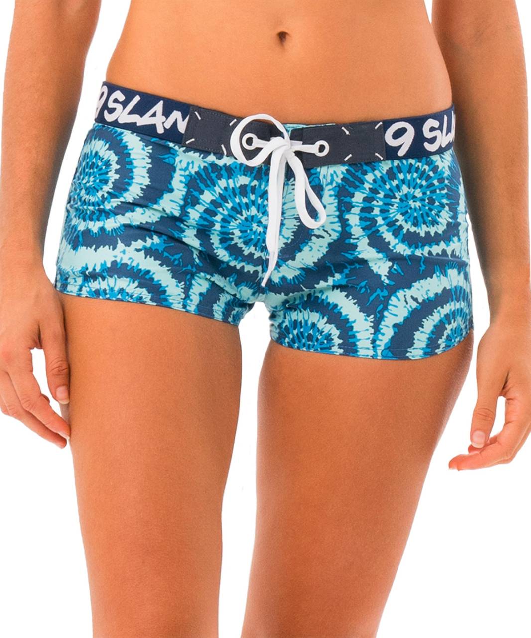 Dámske kraťasy 69SLAM CANDY SPLASH SOPHIA (SGLCPS-PM) XL.
Vnes do svojho dňa na pláži farbu, sebavedomie a hravosť – spodný diel dámskych plaviek 69SLAM vynikajú originálnym dizajnom, lichotivými strihmi a pohodlnými materiálmi.
Funkčné materiály, ktoré s vami držia krok
Plavky sú vyrobené z rýchloschnúcich, odolných a pružných materiálov – kombinácia nylonu a spandexu alebo polyesteru zaisťuje skvelé padnutie, pohodlie pri pohybe a dlhú životnosť.
Materiál je príjemný na dotyk a perfektne sedí, či už sa opaľujete, plávate alebo hráte plážový volejbal.
Ideálne na leto a športové aktivity
Plavky 69SLAM môžete používať:

na plávanie a opaľovanie,
na plážové športy,
v bazéne a na paddleboarde,
na festivaloch alebo pri relaxovaní v záhrade.

O značke 69SLAM
69SLAM je svetoznáma značka z Bali, ktorá prináša slobodu, hravosť a odvahu byť sám sebou do sveta plaviek, spodnej bielizne a voľnočasového oblečenia.
Ako sa starať o plavky

Pranie: Po každom použití ručne vyperte vlažnou vodou.
Sušenie: Nechajte plavky voľne uschnúť na tienistom mieste.
Žehlenie: Plavky nežehlite – vysoké teploty môžu nevratne poškodiť syntetické vlákna (nylon, polyester, spandex).

Tip: Vaše obľúbené spodné prádlo si zaslúži šetrné zaobchádzanie.