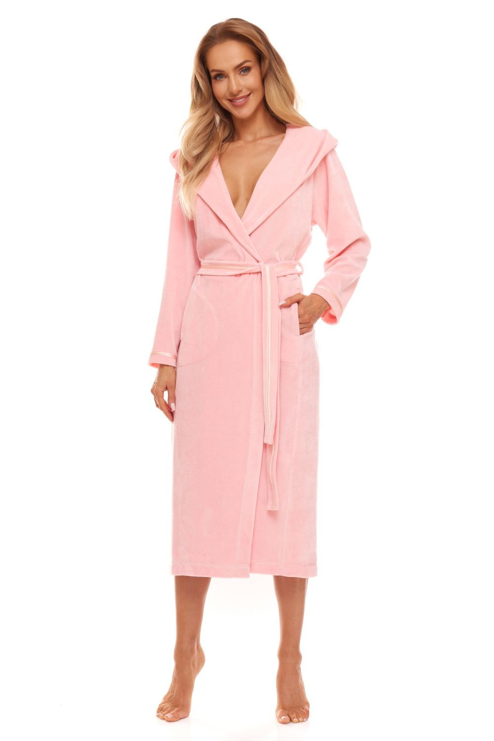 Dámsky župan L&L ružový (2307-MORELA) L.
Hľadáte štýlový, pohodlný a funkčný župan?
Prirodzený komfort vďaka vysokokvalitnej bavlne
Dámsky župan L&L je vyrobený zo 100 % bavlny, ktorá je ideálnym materiálom pre každodenný kontakt s pokožkou.
Subtílny dizajn s premyslenými detailmi
Bočné vrecká vám umožnia mať drobnosti po ruke a opasok v páse zaručuje, že župan perfektne sedí.
Prečo si zamilujete župan L&L

Vysoko kvalitná bavlna: Prírodný, priedušný a savý materiál, ktorý je vhodný aj pre citlivú pokožku.
Elegantný dlhý strih: štýl a pohodlie v jednom balení.
Ľahká údržba a odolnosť: župan je možné žehliť a zostane krásny aj po opakovanom praní.

Župany L&L pre štýlových mužov a ženy
Značka L&L má dlhú tradíciu založenú na kvalite poľského textilného priemyslu a moderných technológiách.
Ako sa starať o ženský župan L&L
Aby ste si mohli svoj obľúbený župan užívať čo najdlhšie, odporúčame dodržiavať tieto pokyny na údržbu.

Pranie: Perte pri 30 °C s jemným pracím prostriedkom.
Sušenie: Župan nie je vhodný na sušenie v sušičke.
Žehlenie: Áno, župan môžete žehliť – odporúčame strednú teplotu.

Tip: Staňte sa odborníkom na starostlivosť o spodnú bielizeň vďaka tipom v našom článku a doprajte svojim obľúbeným kúskom starostlivosť, ktorú si zaslúžia.