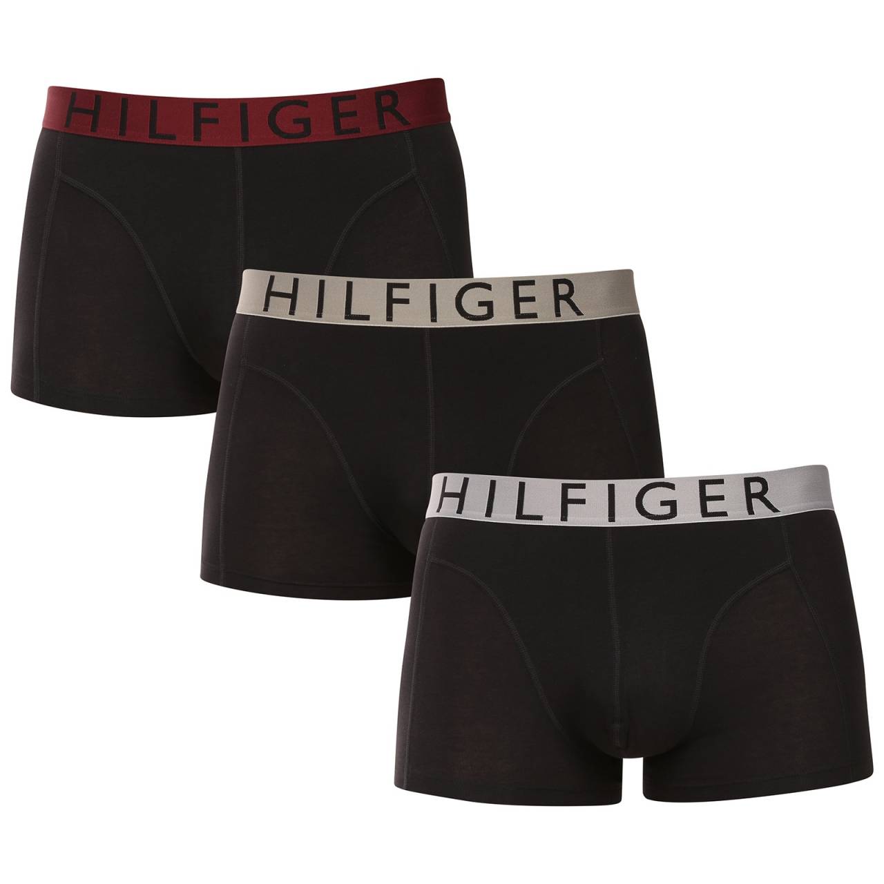 3PACK pánske boxerky Tommy Hilfiger čierné (UM0UM03465 0RT) L, trenky.
Doprajte si nadčasový štýl a špičkový komfort s pánskymi boxerkami od značky Tommy Hilfiger.
Prémiový materiál pre maximálne pohodlie
Boxerky Tommy Hilfiger sú vyrobené z jemnej, na dotyk veľmi príjemnej bavlny s prímesou elastanu, ktorý im dodáva pružnosť a dlhú životnosť.
Ikonyický štýl a precízny strih
Boxerky majú dlhšie nohavičky, ktoré sa nevyhrávajú a poskytujú dostatočné zakrytie a komfort.
Prečo by vám boxerky Tommy Hilfiger nemali chýbať

Prémiová bavlna s elastanom: Mäkká, priedušná a pohodlná na celodenné nosenie.
Dlhšie nohavičky a vyšívaný guma: Stabilita, štýl a žiadne rolovanie.
Elegantný a nadčasový dizajn: Skvelé na každodenné aj špeciálne príležitosti.

Spodná bielizeň Tommy Hilfiger je zárukou najvyššej kvality
Značka Tommy Hilfiger sa stala ikonou amerického obliekania pred takmer 40 rokmi a jej farebnosť v odtieňoch modrej, červenej a bielej je rozpoznateľná na prvý pohľad.
Ako sa starať o boxerky Tommy Hilfiger

Pranie: Per na 30 °C.
Sušenie: Boxerky možno sušiť v sušičke pri nízkej teplote.
Žehlenie: V prípade potreby je možné ich žehliť na nižšiu teplotu.

Tip: Nájdenie ideálneho kúsku spodnej bielizne môže byť niekedy náročné.