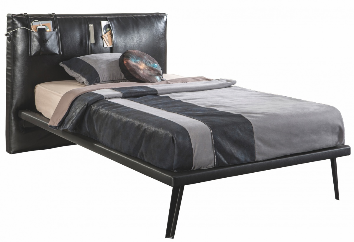 Študentská posteľ s usb 120x200cm nebula - čierna.

 

Dominantou je čalúnené čelo z eko-kože s ručne šitým vreckom a integrovaným USB portom, ktorý elegantne spája technológie s komfortom.

 

S rozmermi 135 cm na šírku, 105 cm na výšku a hĺbkou 220 cm sa stane výrazným prvkom miestnosti.

 

Všetok nábytok patriaci do kolekcie Nebula nájdete nižšie v súvisiacich produktoch.