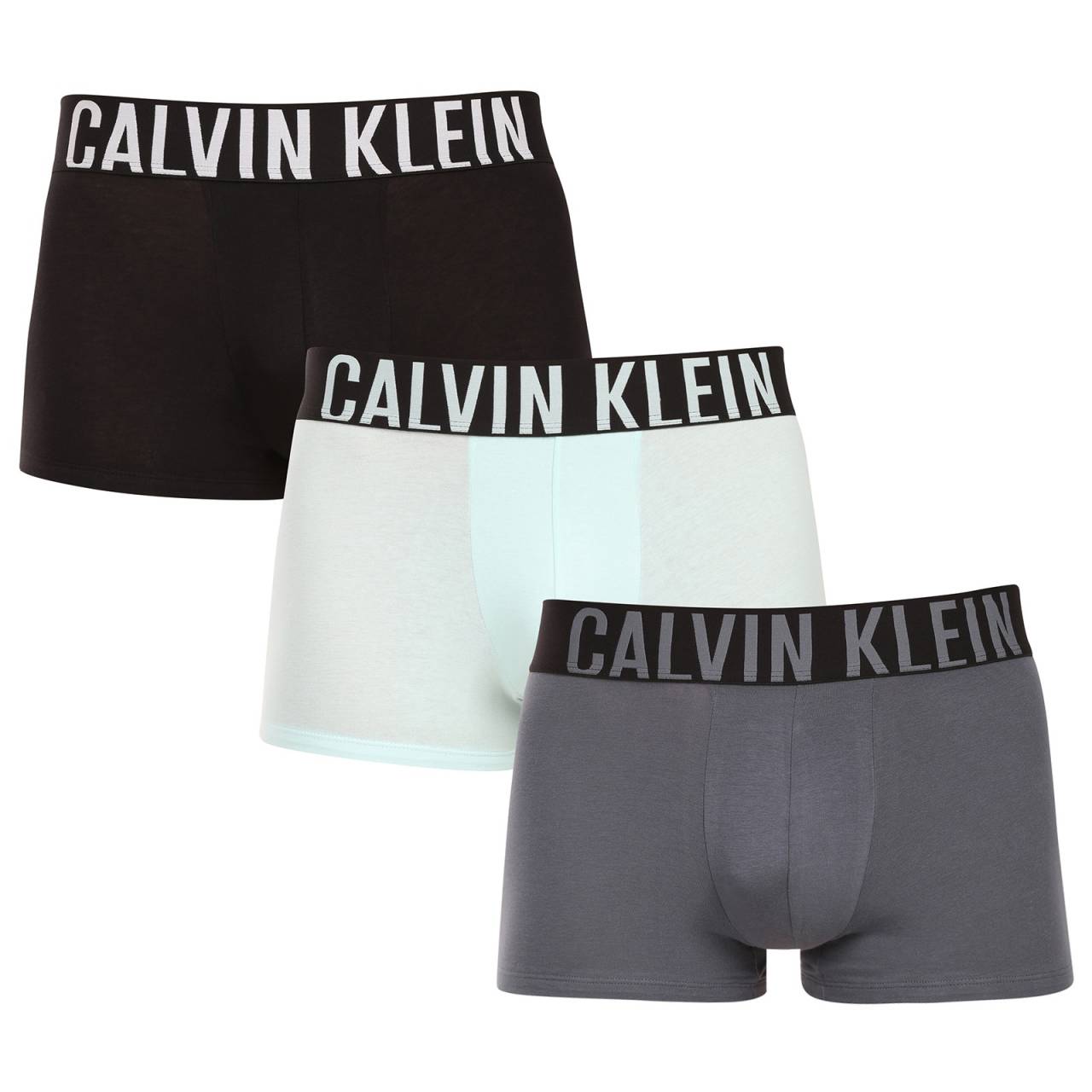 3PACK pánske boxerky Calvin Klein viacfarebné (NB3608A-ZDB) L, trenky.
Užívajte si maximálne pohodlie a luxus s pánskymi boxerkami Calvin Klein.
Kvalitný materiál pre celodenné pohodlie
Tieto boxerky sú vyrobené z prvotriednej zmesi bavlny a elastanu.
Elegantný dizajn a praktický strih
Tkaná guma s kontrastným logom Calvin Klein vytvárajú štýlový a nadčasový vzhľad.
Prečo si zamilujete boxerky Calvin Klein

Prvotriedny materiál: Kombinácia bavlny a elastanu zaručuje mäkkosť, priedušnosť a elasticitu pre maximálne pohodlie počas celého dňa.


Štýlový dizajn: Ikonické logo Calvin Klein s vyšívanou gumou dodáva boxerkám elegantný vzhľad vhodný na každú príležitosť.


Praktický strih: dlhšie nohavice a prispôsobivý strih poskytujú väčšie pohodlie a voľnosť pohybu, ideálne na bežné nosenie, do práce aj na voľný čas.

Spodnú bielizeň Calvin Klein milujú ľudia na celom svete
Pánska spodná bielizeň Calvin Klein patrí k stáliciam módneho priemyslu.
Ako sa starať o boxerky Calvin Klein
Aby si vaše nové boxerky zachovali svoj vzhľad a kvalitu čo najdlhšie, dodržiavajte tieto jednoduché pokyny:

Pranie: Perte ich pri maximálnej teplote 30 °C.


Sušenie: Sušenie v bubnovej sušičke sa neodporúča - najlepšou voľbou je sušenie na vzduchu.


Žehlenie: Boxerky nie je potrebné žehliť, čím ušetríte čas a námahu.

Tip: Hľadanie obľúbenej spodnej bielizne môže byť beh na dlhé trate, preto chceme, aby vám obľúbené kúsky dlho vydržali.