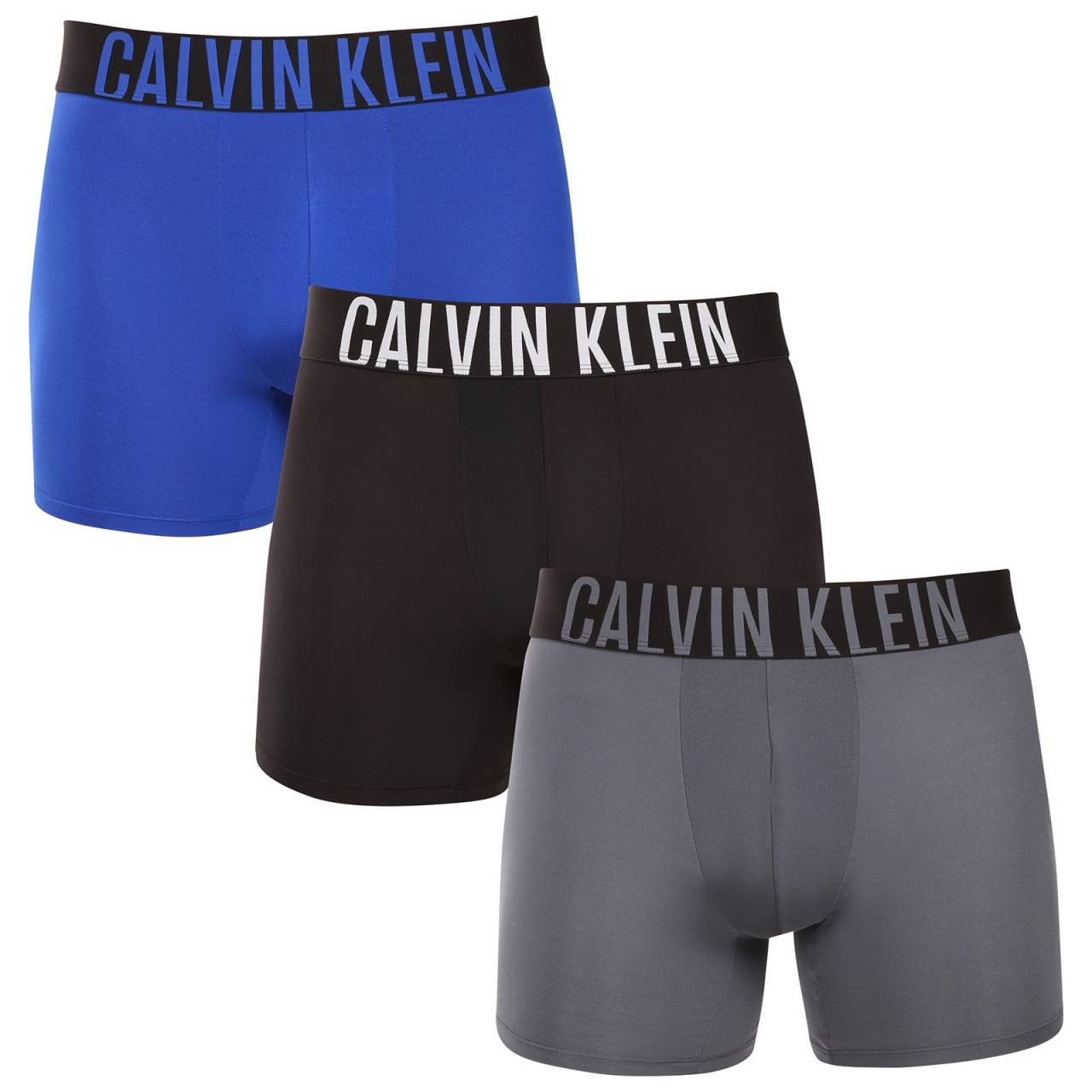 3PACK pánske boxerky Calvin Klein viacfarebné (NB3612A-Z2Q) XL, trenky.
Chcete boxerky, ktoré ponúkajú maximálne pohodlie, moderný dizajn a špičkovú kvalitu?
Prvotriedny materiál pre celodenné pohodlie
Tieto boxerky sú vyrobené z kombinácie polyesteru a elastanu, čo poskytuje dokonalú kombináciu mäkkosti, pružnosti a odolnosti.
Moderný dizajn a dokonalý strih
Minimalistický vzhľad s elastickým pásom dopĺňa logo Calvin Klein, ktoré dodáva boxerkám luxusný a sofistikovaný štýl.
Prečo si boxerky Calvin Klein zamilujete?

Ľahký a priedušný materiál: Ideálne na každodenné nosenie aj náročné športové aktivity.
Dlhšia nohavička: Poskytuje lepšie krytie a oporu, nezhrňuje sa a neškrtí.
Rýchloschnúce a odolné: Ideálne na aktívny životný štýl.
Nadčasový dizajn: minimalistický dizajn a luxusný vzhľad značky Calvin Klein.

Spodnú bielizeň Calvin Klein milujú ľudia na celom svete.
Pánska spodná bielizeň Calvin Klein patrí k stáliciam módneho priemyslu.
Ako sa starať o boxerky?
Aby si vaše boxerky zachovali dokonalý tvar a kvalitu čo najdlhšie, dodržiavajte tieto pokyny:

Praní: Doporučujeme prát na 30 °C s jemným pracím prostředkem.
Žehlení: Nedoporučuje se, aby nedošlo k poškození materiálu.
Sušenie: Sušenie v sušičke sa neodporúča, radšej sušte voľne na vzduchu.

Tip: Nájsť ten správny kus spodnej bielizne, ktorý vám dokonale padne, môže byť náročné.