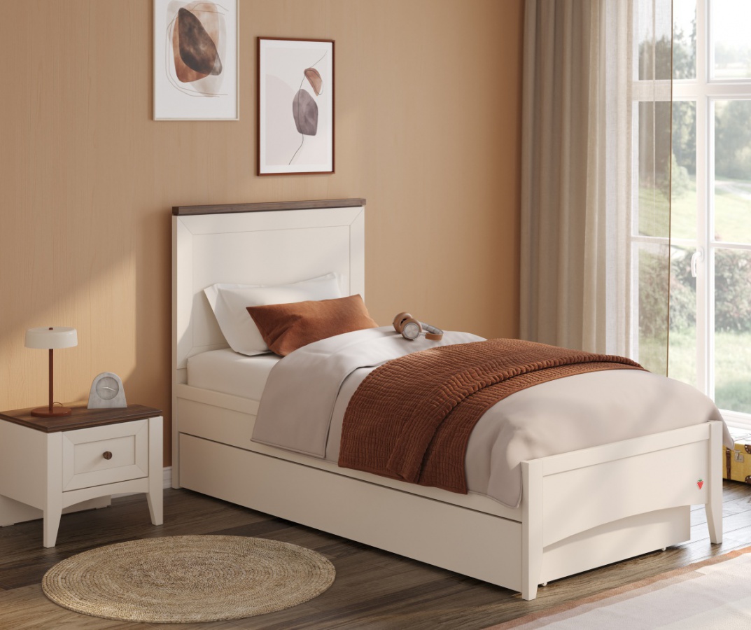 Študentská posteľ s prístelkou 100x200 meryn - béžová.

Kombinácia farieb béžovej s dubom Hamilton prináša harmóniu, ktorá dodá vašej spálni moderný nádych.

Vďaka nosnosti až 130 kg a odolným materiálom môžete mať istotu, že táto posteľ zvládne všetko, čo prinesie váš každodenný život.

Všetky hrany, kde sa dotýkajú ruky či nohy, sú chránené 2 mm hrubými okrajovými páskami – žiadne zbytočné škrabance alebo nepríjemnosti!

S pevným roštom, ktorý je navrhnutý tak, aby vydržal každodennú záťaž, sa môžete spoľahnúť na maximálny komfort.

Čelo je navrhnuté s 8mm zosilnenou aplikáciou a kombináciou krátkych a dlhých profilov.

Kompatibilita s rôznymi typmi rámov a hlavových panelov znamená, že si môžete posteľ prispôsobiť presne podľa svojho vkusu a potrieb.

 Posteľ obsahuje prístelku z kolekcie Meryn.

Táto prístelka nie je len lôžko navyše – je to multifunkčný pomocník!

Naša prístelka má maximálnu nosnosť 130 kg, takže je ideálnym riešením nielen pre deti, ale aj pre dospelých.

S vnútorným rozmerom 90 x 190 cm poskytuje dostatok priestoru na pohodlný spánok.

 

Posteľ obsahuje doskové rošty s otvormi.

Možnosť dokúpenia prístelky.

 

 

Rozmery prístelky Meryn sú 198x22x93cm (š, v, h).

 Rozmery postele 100x200 Meryn sú 105x44,7x203cm (š, v, h).

 

 

Produkty z kolekcie Meryn a vhodné matrace nájdete nižšie v súvisiacich produktoch.