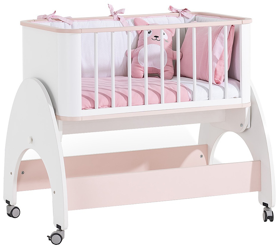 Detská kolíska 50x90 na kolieskach s posteľným setom flamenco -.

 

Set posteľnej bielizne obsahuje:


	Obliečka na prikrývku – 65x98cm
	Prikrývka - 65x95cm
	Prestieradlo - 76x116cm
	Ochranné mantinely - 30x198cm + 30x90cm
	Vankúš - 35x45cm


 

Rozmery detskej kolísky 50x90 na kolieskach Flamenco sú 56,6x84,5x96,6cm (š, v, h).

 

Všetky produkty z kolekcie Flamenco a vhodné matrace nájdete v súvisiacich produktoch.