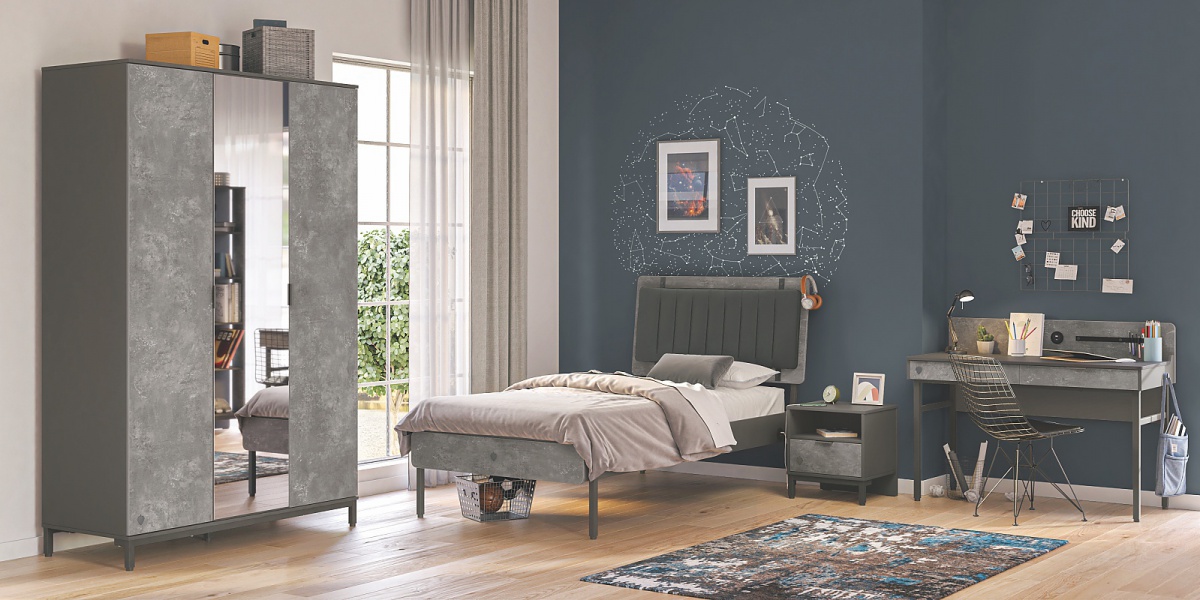 Študentská izba pluto - šedá.

 

 

Inovatívny nábytok z kolekcie Pluto je vytvorený v jednoduchom, ale zároveň nadčasovom dizajne, vďaka ktorému ho mladí ľudia študentského veku užijú aj desať rokov, čiže do doby, než si budú zariaďovať svoje dospelácke bývanie.

 

 

Študentská izba Pluto je tvorená posteľou s ložnou plochou 100x200cm, nočným stolíkom so šuplíkom, trojdverovou šatníkovou skriňou so zrkadlom a písacím stolom.


Študentská izba Pluto - šedá sa skladá z týchto prvkov:


	Písací stôl s nástavcom a USB portom Pluto - 128,2x96x61cm (š, v, h)
	Nočný stolík Pluto - 47x50x41cm (š, v, h)
	Trojdverová šatníková skriňa so zrkadlom Pluto - 137,5x214x59cm (š, v, h)
	Študentská posteľ 100x200cm Pluto - 116,2x118,2x213,7cm (š, v, h)


 

 

Všetky produkty z kolekcie Pluto nájdete nižšie v súvisiacom tovare.