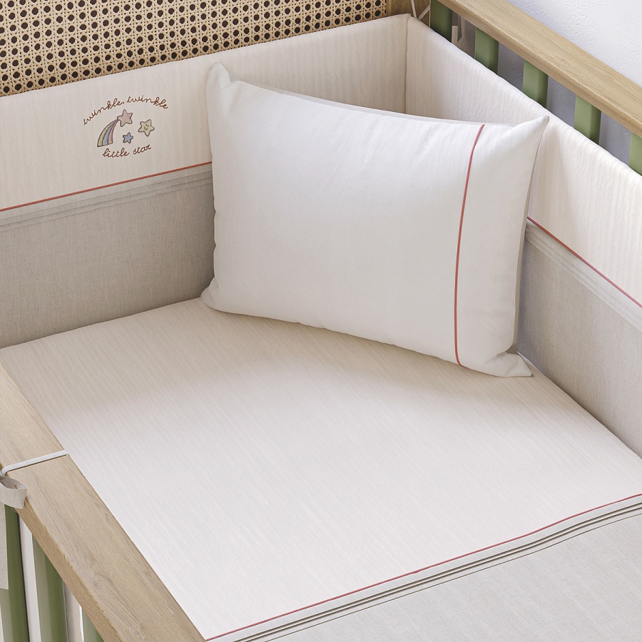 Posteľná súprava do postieľky habitat–béžová/šedá - 70x140cm.

 

Pod krátkym popisom produktu prosím zvoľte Vami preferovaný variant veľkosti.

 

Posteľná súprava 70x140cm Habitat obsahuje:


	1x ľahká prikrývka – 80x140cm
	1x mantinel do tvaru U - 210x30cm
	1x obliečka na vankúš – 35x45cm
	1x prestieradlo - 110x150cm


 

Posteľná súprava 80x130cm Habitat obsahuje:


	1x ľahká prikrývka – 90x130cm
	2x mantinel - 78x60cm
	1x mantinel - 129x38cm
	1x mantinel - 129x60cm
	1x obliečka na vankúš – 35x45cm
	1x prestieradlo - 110x150cm
	1x dekoračný vankúšik - 35x35cm
	1x ľahká deka - 110x80cm


 

Celý set bol vyrobený zo 100% bavlny, zatiaľ čo výplň tvorí 100% polyesterové vlákno.

 

Všetky produkty z kolekcie Habitat nájdete nižšie v súvisiacich produktoch.