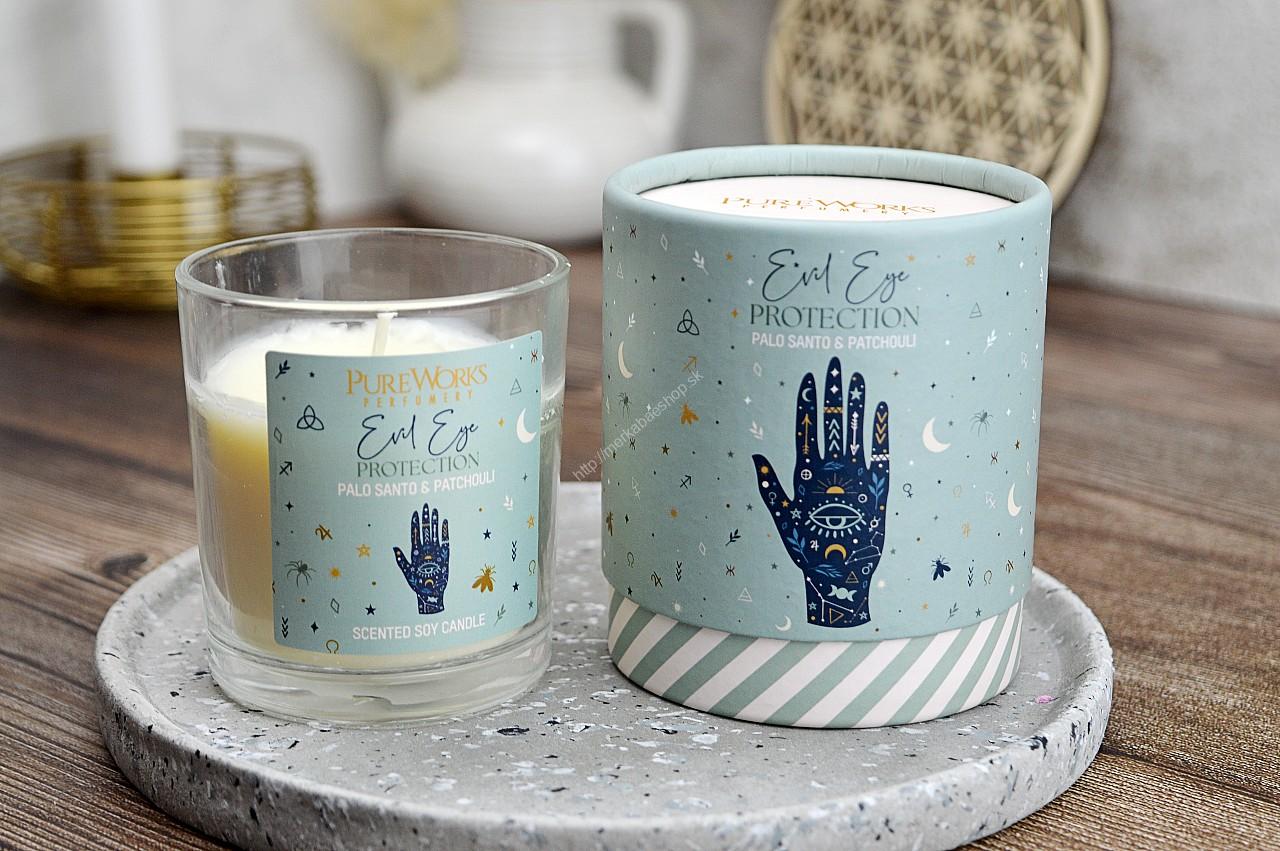Sójová vonná Sviečka OCHRANA Palo Santo+Pačuli Sójová vonná sviečka Pure Works, obohatená o prírodné  éterické oleje.
Palo santo -Významné sú jeho očistné účinky, miestni šamani pália toto drevo a posväcujú s ním miesto aj osoby pred liečebnými rituálmi.

Pačuli nám pomáha byť plne prítomný vo fyzickom tele.