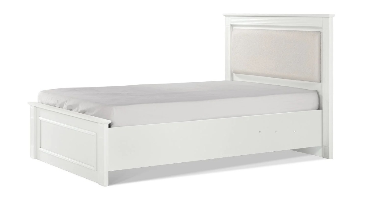 Posteľ s roštom a úložným priestorom 100x200 lexi - biela.

 

Posteľ je vybavená integrovaným výklopným roštom, ktorý umožňuje jednoduchý prístup k rozčlenenému úložnému priestoru v základni postele.

 

Posteľ má nosnosť 130 kg a jej konštrukcia je navrhnutá s dôrazom na ergonomiu a stabilitu.

 

Na výrobu boli použité 18 mm drevotrieskové dosky a 22 mm MDF dosky štandardu E0, ktoré zaručujú pevnosť, odolnosť a dlhú životnosť.

 

Posteľ stojí na 18 cm vysokých ABS nohách, ktoré uľahčujú čistenie podlahy a umožňujú používanie robotického vysávača.

 

*ABS materiál = pevný a nárazuvzdorný plast s hladkým povrchom, ktorý je odolný voči opotrebovaniu a ľahko sa udržuje.

*MDF dosky = ľahko opracovateľný drevovláknitý materiál so širokým spektrom možných úprav využívaný napr.

 

Posteľ Lexi s výklopným roštom je ideálnou voľbou pre detské a študentské izby – ponúka elegantný vzhľad, praktický úložný priestor a pohodlie, ktoré vydrží mnoho rokov.

 

Rozmery postele sú 124x210x118 cm (š, h, v) a lôžkový priestor je vhodný pre matrac 100x200 cm.

 

Ďalší nábytok z kolekcie Lexi nájdete v súvisiacich produktoch nižšie.