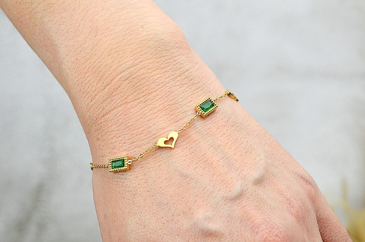 Náramok EMERALD HEART z chirurgickej ocele Náramok Emerald heart je jemný, moderný a zároveň výrazný šperk, ktorý spája zlatú chirurgickú oceľ so žiarivými zelenými krištáľmi a elegantnými srdiečkovými detailmi.

Je ideálny na každodenné nosenie aj špeciálne príležitosti , pôsobí elegantne, ženský a nadčasovo.