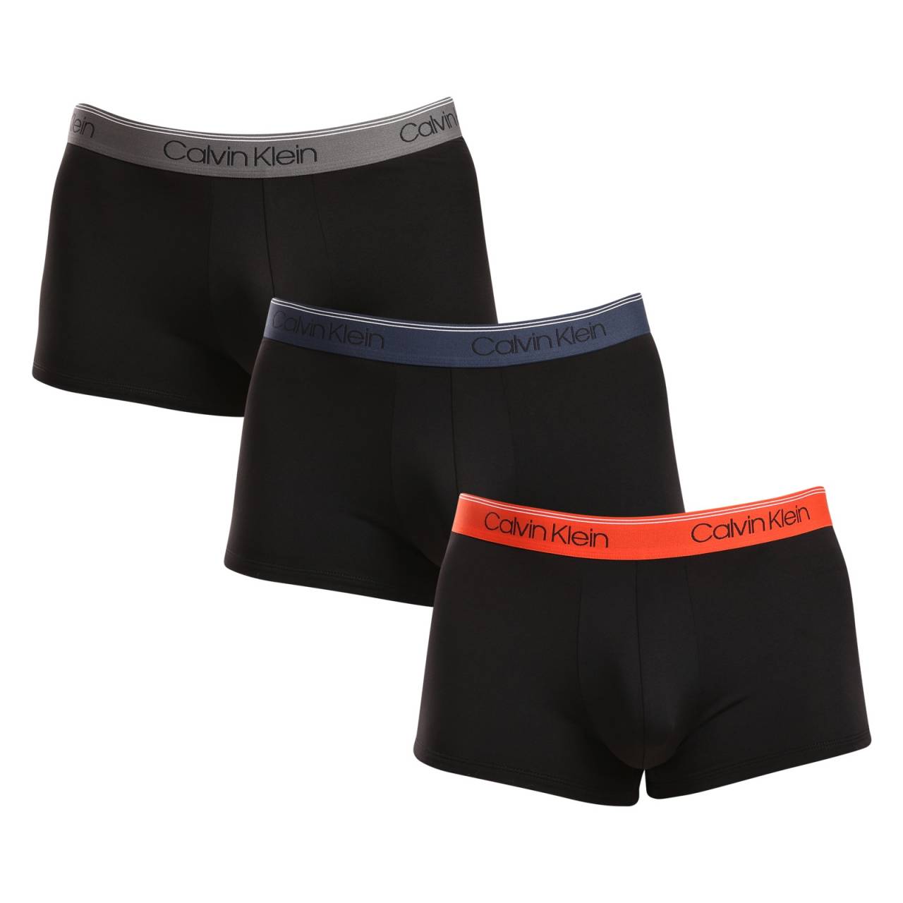 3PACK pánske boxerky Calvin Klein čierné (NB2569A-N33) M, trenky.
Chcete boxerky, ktoré vám ponúknu dokonalé pohodlie, moderný dizajn a špičkovú kvalitu?
Prémiový materiál pre celodenné pohodlie
Tieto boxerky sú vyrobené z kombinácie umelých vlákien, čo zaisťuje dokonalú kombináciu mäkkosti, pružnosti a odolnosti.
Moderný dizajn a perfektný strih
Minimalistický vzhľad s vytkávanou gumou v páse dopĺňa logo Calvin Klein, ktoré boxerkám dodáva luxusný a sofistikovaný štýl.
Prečo si boxerky Calvin Klein zamilujete?

Ľahký a priedušný materiál: Ideálny na každodenné nosenie aj náročné športové aktivity.
Kratšie nohavičky: Umožňujú voľnosť pohybu, nezhrňujú sa a netlačia.
Rýchloschnúce a odolné: Perfektné pre aktívny životný štýl.
Nadčasový dizajn: Minimalistický dizajn a luxusný vzhľad Calvin Klein.

Spodná bielizeň Calvin Klein milujú ľudia po celom svete
Pánska spodná bielizeň Calvin Klein patrí medzi stálici módneho priemyslu.
Ako sa starať o boxerky?
Aby boxerky čo najdlhšie zachovali svoj perfektný tvar a kvalitu, dodržiavajte tieto pokyny:

Pranie: Odporúčame prať na 30 °C s jemným pracím prostriedkom.
Žehlenie: Neodporúča sa, aby nedošlo k poškodeniu materiálu.
Sušička: Sušenie v sušičke sa neodporúča, radšej sušte voľne na vzduchu.

Tip: Nájdenie správneho kusu spodnej bielizne, ktorý vám perfektne sedí, je niekedy náročné.