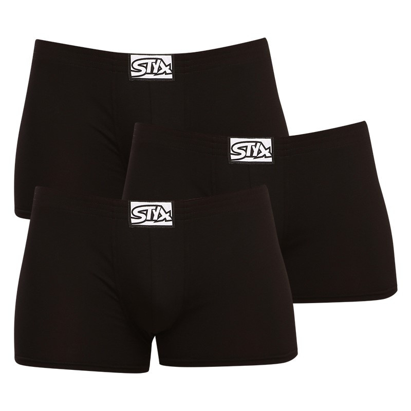 3PACK Herren Klassische Boxershorts Styx klassischer Gummizug schwarz (Q9606060) L.
Suchen Sie die perfekte Kombination aus Komfort, Stil und Qualität?
Hochwertiges Material für ultimativen Komfort
Diese Boxershorts sind aus einer einzigartigen Mischung aus Baumwolle, Modal und Elastan gefertigt.
Perfekte Passform und bequemer klassischer Gummi
Die Styx Boxershorts für Männer haben kürzere Beine, die nicht hochkrempeln und Ihnen maximale Bewegungsfreiheit bieten.
Warum Sie Styx Boxershorts lieben werden

Hochwertige Kombination aus Baumwolle und Modal: Weich, atmungsaktiv und angenehm am Körper.
Kürzere Höschen: Sie rollen sich nicht ein und geben Ihnen maximale Bewegungsfreiheit.
Klassischer elastischer Bund: Es drückt nicht, sondern hält fest an seinem Platz.
Geeignet für Freizeitkleidung und Sport: Eine gute Wahl für aktive Männer.
Hergestellt in der Tschechischen Republik: Tschechische Qualität und präzise Verarbeitung.

Styx-Unterwäsche ist eine der beliebtesten
Die tschechische Marke Styx ist bei den Kunden vor allem für ihre Shorts mit neuartigen Mustern in kräftigen Farben bekannt.
Wie pflege ich die Styx Boxershorts?
Damit Ihre Lieblingsboxershorts lange in gutem Zustand bleiben, empfehlen wir Ihnen, diese Tipps zu beachten:

Waschen: Wir empfehlen eine Wäsche bei 30 °C, um die Weichheit und Elastizität des Materials zu erhalten.
Trocknen: Nicht trocknergeeignet, um Elastizitätsverlust und Faserschädigung zu vermeiden.
Bügeln: Wenn nötig, kann es bei niedriger Temperatur gebügelt werden, aber wir empfehlen, es von innen nach außen zu bügeln.

Tip: Es kann schwierig sein, die richtige Unterwäsche zu finden, die perfekt sitzt.