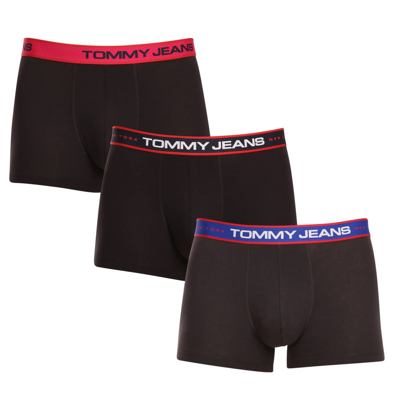 3PACK pánske boxerky Tommy Hilfiger čierné (UM0UM03107 0WF) XL, trenky.
Doprajte si nadčasový štýl a špičkový komfort s pánskymi boxerkami od značky Tommy Hilfiger.
Prémiový materiál pre maximálne pohodlie
Boxerky Tommy Hilfiger sú vyrobené z jemnej, na dotyk veľmi príjemnej bavlny s prímesou elastanu, ktorý im dodáva pružnosť a dlhú životnosť.
Ikonyický štýl a precízny strih
Boxerky majú dlhšie nohavičky, ktoré sa nevyhrávajú a poskytujú dostatočné zakrytie a komfort.
Prečo by vám boxerky Tommy Hilfiger nemali chýbať

Prémiová bavlna s elastanom: Mäkká, priedušná a pohodlná na celodenné nosenie.
Dlhšie nohavičky a vyšívaný guma: Stabilita, štýl a žiadne rolovanie.
Elegantný a nadčasový dizajn: Skvelé na každodenné aj špeciálne príležitosti.

Spodná bielizeň Tommy Hilfiger je zárukou najvyššej kvality
Značka Tommy Hilfiger sa stala ikonou amerického obliekania pred takmer 40 rokmi a jej farebnosť v odtieňoch modrej, červenej a bielej je rozpoznateľná na prvý pohľad.
Ako sa starať o boxerky Tommy Hilfiger

Pranie: Per na 30 °C.
Sušenie: Boxerky možno sušiť v sušičke pri nízkej teplote.
Žehlenie: V prípade potreby je možné ich žehliť na nižšiu teplotu.

Tip: Nájdenie ideálneho kúsku spodnej bielizne môže byť niekedy náročné.