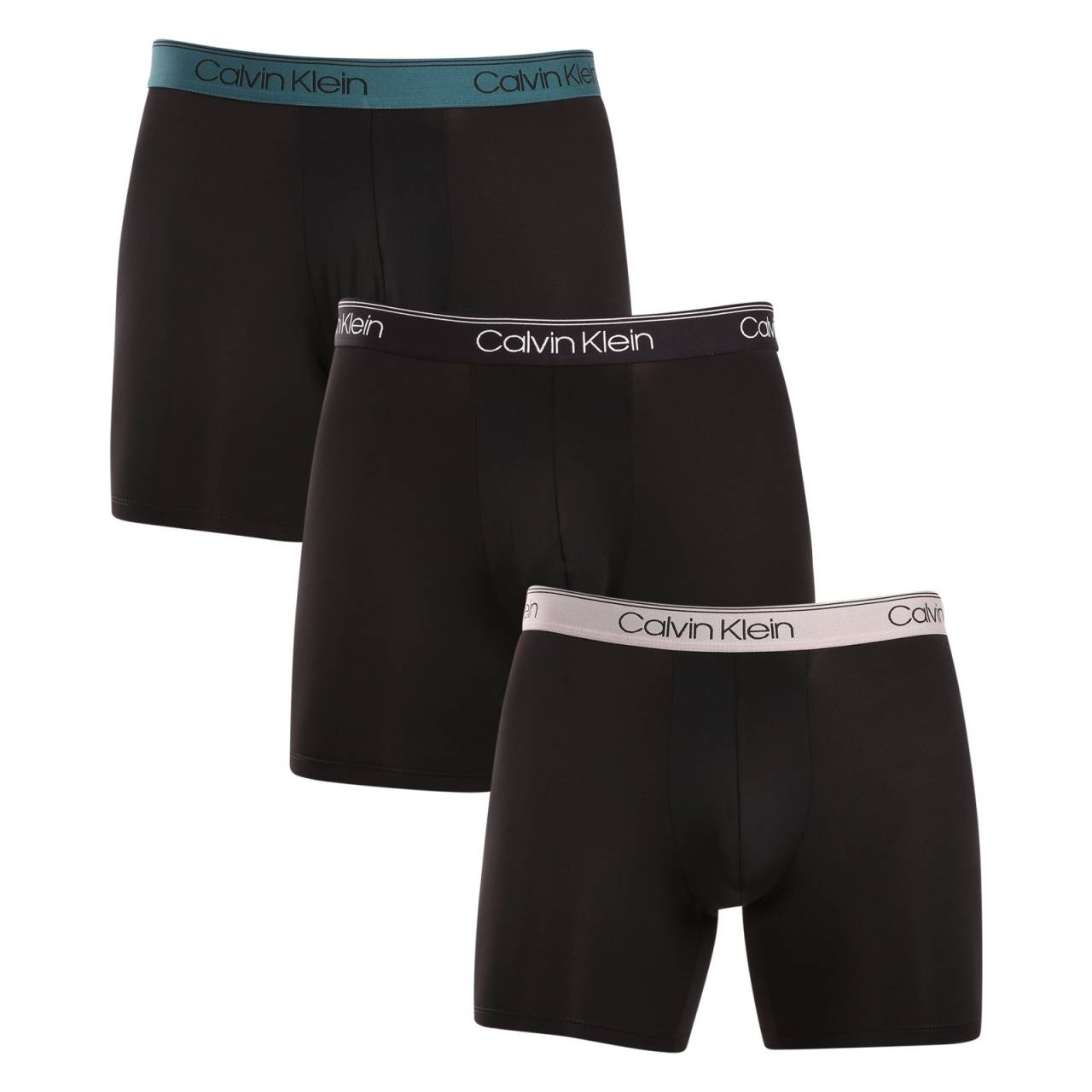 3PACK herenboxershort Calvin Klein zwart (NB2570A-Q7E) M.
Geniet van ultiem comfort en luxe met de Calvin Klein herenboxerslip.
Kwaliteitsmateriaal voor de hele dag comfort
De boxershorts zijn gemaakt van een eersteklas mix van katoen en elastaan.
Elegant ontwerp en praktische snit
Het geweven rubber met contrasterende Calvin Klein-logo zorgt voor een stijlvolle en tijdloze look.
Waarom je van Calvin Klein boxers zult houden

Eersteklas materiaal: De combinatie van katoen en elastaan zorgt voor zachtheid, ademend vermogen en flexibiliteit voor maximaal comfort gedurende de hele dag.


Stijlvol ontwerp: Het geborduurde elastiek met het iconische Calvin Klein-logo geeft de boxershort een elegante look die geschikt is voor elke gelegenheid.


Praktische snede: De langere pijpen en aanpasbare pasvorm zorgen voor extra comfort en bewegingsvrijheid, ideaal voor casual wear, werk en vrije tijd.

Calvin Klein ondergoed is geliefd bij mensen over de hele wereld
Calvin Klein herenondergoed is een van de paradepaardjes van de mode-industrie.
Hoe verzorg je je Calvin Klein boxershort?
Volg deze eenvoudige richtlijnen om ervoor te zorgen dat je nieuwe boxers hun uiterlijk en kwaliteit zo lang mogelijk behouden:

Wasgoed: De pen heeft een maximale temperatuur van 30 °C.


Drogen:  Drogen in de droogtrommel wordt afgeraden - aan de lucht drogen is de beste optie.


Strijken: Boxers hoeven niet gestreken te worden, wat je tijd en moeite bespaart.

Tip: Je favoriete ondergoed vinden kan een lange weg zijn, dus we willen dat je favoriete stukken lang meegaan.