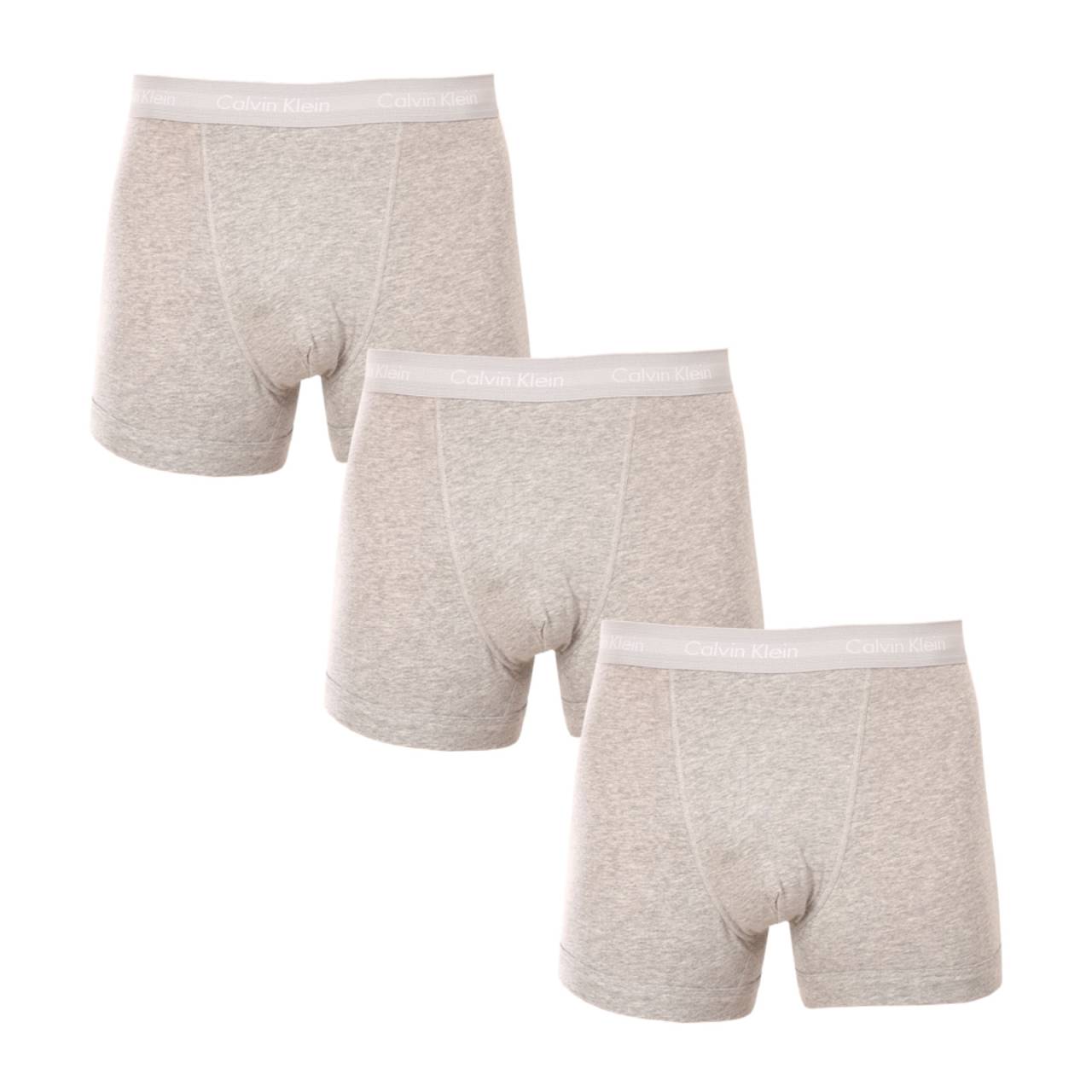 3PACK moške boksarice Calvin Klein sive (U2662G-080) XL.
Uživajte v popolnem udobju in razkošju z moškimi boksericami Calvin Klein.
Kakovosten material za celodnevno udobje
Bokserice so izdelane iz vrhunske mešanice bombaža in elastana.
Elegantna zasnova in praktičen rez
Tkana guma s kontrastnim logotipom Calvin Klein ustvarja eleganten in brezčasen videz.
Zakaj vam bodo všeč bokserice Calvin Klein

Premium material: Kombinacija bombaža in elastana zagotavlja mehkobo, zračnost in prožnost za maksimalno udobje skozi ves dan.


Elegantna zasnova: Ikonični izvezeni logotip Calvin Klein daje boksericam eleganten videz, primeren za vsako priložnost.


Praktični rez: Daljše noge in prilagodljiv kroj zagotavljajo dodatno udobje in svobodo gibanja ter so idealne za vsakdanje nošenje, delo in prosti čas.

Spodnje perilo Calvin Klein obožujejo ljudje po vsem svetu
Moško spodnje perilo Calvin Klein je ena od stalnic modne industrije.
Kako skrbeti za boksarice Calvin Klein
Če želite zagotoviti, da bodo vaše nove bokserice čim dlje ohranile svoj videz in kakovost, upoštevajte te preproste smernice:

Pralnica: Temperatura peresa je največ 30 °C.


Sušenje:  Sušenje v sušilnem stroju ni priporočljivo - najboljša možnost je sušenje na zraku.


Likanje: Bokserjev ni treba likati, kar vam prihrani čas in težave.

Nasvet: Iskanje najljubšega spodnjega perila je lahko dolga pot, zato želimo, da bi vaši najljubši kosi zdržali dolgo časa.
