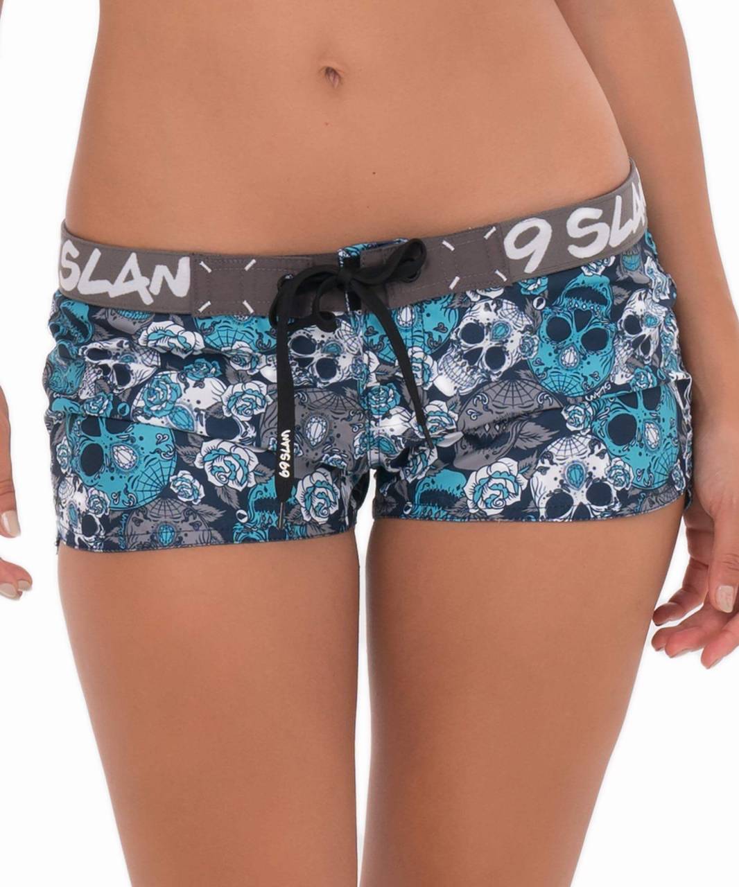 Dámske plavky 69SLAM MINT SUGAR CRANE SOPHIA (SGLMSC-PM) XL.
Vnes do svojho dňa na pláži farbu, sebavedomie a hravosť – spodný diel dámskych plaviek 69SLAM vynikajú originálnym dizajnom, lichotivými strihmi a pohodlnými materiálmi.
Funkčné materiály, ktoré s vami držia krok
Plavky sú vyrobené z rýchloschnúcich, odolných a pružných materiálov – kombinácia nylonu a spandexu alebo polyesteru zaisťuje skvelé padnutie, pohodlie pri pohybe a dlhú životnosť.
Materiál je príjemný na dotyk a perfektne sedí, či už sa opaľujete, plávate alebo hráte plážový volejbal.
Ideálne na leto a športové aktivity
Plavky 69SLAM môžete používať:

na plávanie a opaľovanie,
na plážové športy,
v bazéne a na paddleboarde,
na festivaloch alebo pri relaxovaní v záhrade.

O značke 69SLAM
69SLAM je svetoznáma značka z Bali, ktorá prináša slobodu, hravosť a odvahu byť sám sebou do sveta plaviek, spodnej bielizne a voľnočasového oblečenia.
Ako sa starať o plavky

Pranie: Po každom použití ručne vyperte vlažnou vodou.
Sušenie: Nechajte plavky voľne uschnúť na tienistom mieste.
Žehlenie: Plavky nežehlite – vysoké teploty môžu nevratne poškodiť syntetické vlákna (nylon, polyester, spandex).

Tip: Vaše obľúbené spodné prádlo si zaslúži šetrné zaobchádzanie.