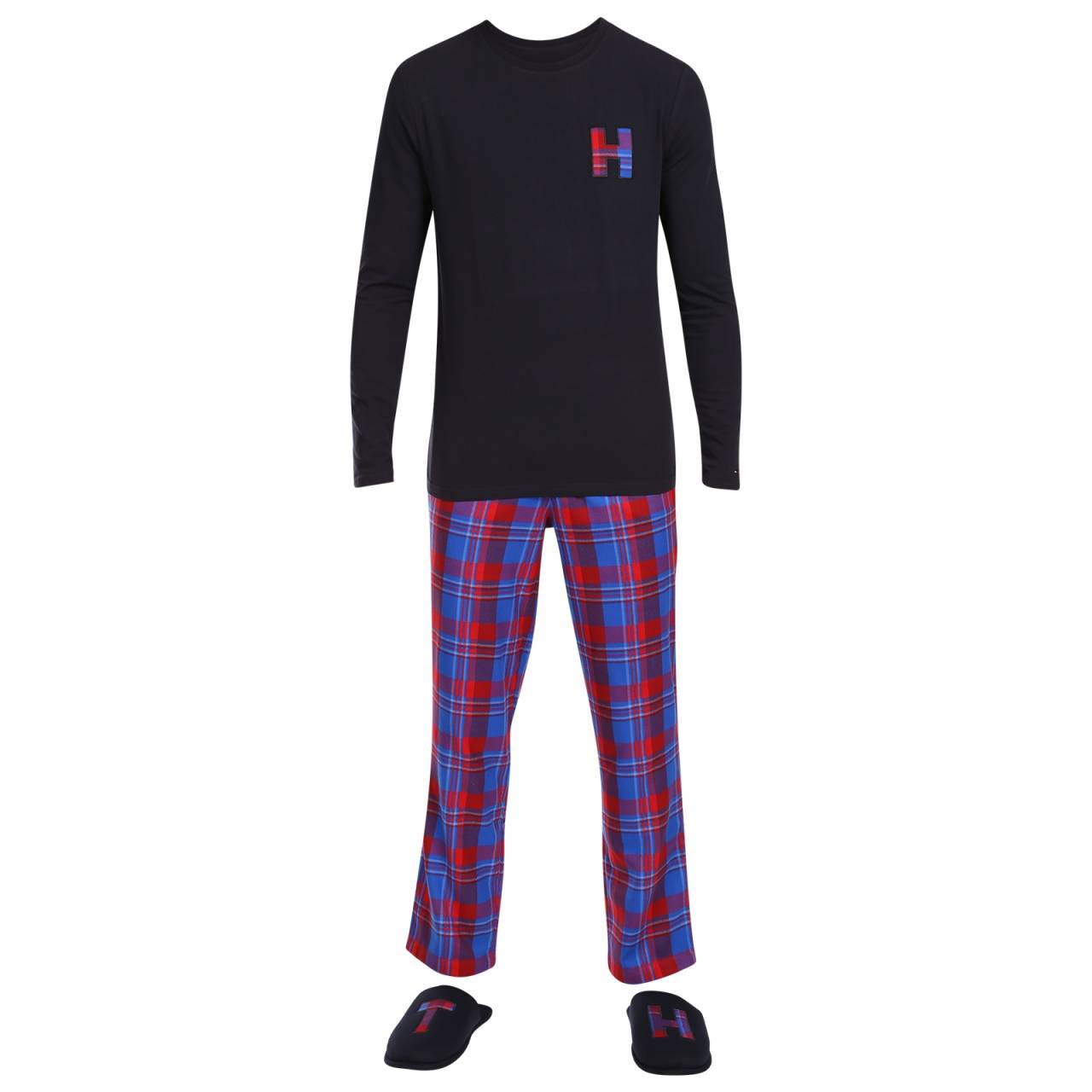 Pyjama homme Tommy Hilfiger avec pantoufles multicolores dans une boîte cadeau (UM0UM02989 0G5) S.
Vous cherchez un vêtement de nuit élégant ou le cadeau idéal pour un homme qui a le sens de la mode?
Matériau agréable pour un confort maximal
Ce pyjama est en coton avec une touche d'élasthanne.
Un design élégant avec un style emblématique
Ce haut monochrome à manches longues est complété par une broderie subtile sur la poitrine.
Pourquoi acheter un pyjama Tommy Hilfiger ?

Emballage cadeau: Une surprise parfaite qui fait plaisir à voir.
Ensemble complet avec pantoufles: Tout est assorti dans les moindres détails.
Matière élastique et confortable: S'adapte très bien, ne pince pas et dure longtemps.

Les sous-vêtements Tommy Hilfiger sont la garantie d'une qualité supérieure.
La marque Tommy Hilfiger est devenue une icône du dressing américain il y a près de 40 ans, et sa palette colorée de bleu, de rouge et de blanc est reconnaissable au premier coup d'œil.
Comment entretenir les pyjamas pour hommes de Tommy Hilfiger ?
Pour que votre pyjama préféré reste longtemps en parfait état, nous vous recommandons de suivre les conseils suivants.

Blanchisserie : Sur pyjama à 40 °C.
Séchage : Ne pas sécher au sèche-linge.
Repassage : Repassé à température moyenne, idéalement sur l'envers pour protéger les imprimés et les couleurs.

Conseil : Devenez un expert de l'entretien de la lingerie les conseils de notre article et donnez à vos pièces préférées le soin qu'elles méritent.