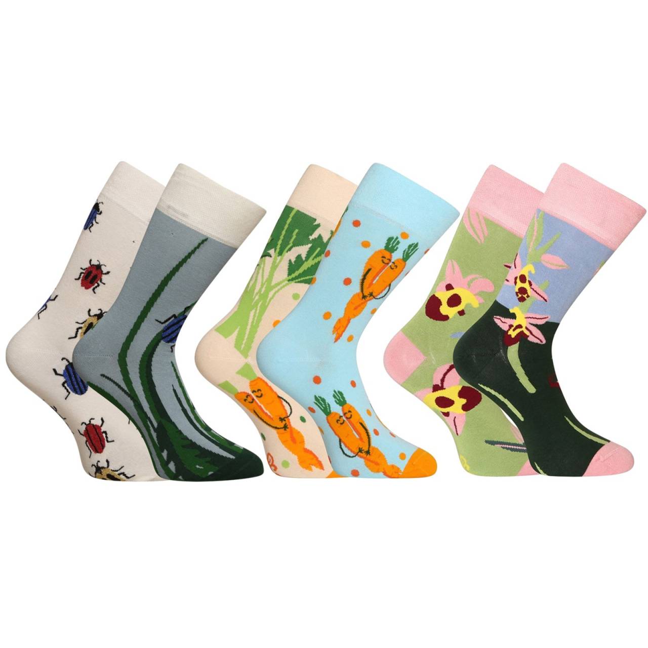 3PACK Veselé ponožky Dedoles (RS2465553) S.
Chcete svojmu outfitu dodať nádych hravosti a originality?
Kvalitný materiál na celodenné pohodlie
Ponožky sú vyrobené zo zmesi bavlny a umelých vlákien.
Originálny dizajn, ktorý vás nenechá bez povšimnutia
Veselé motívy a výrazné vzory v žiarivých farbách sú charakteristickými znakmi ponožiek Dedoles, vďaka ktorým sa každý krok stane módnym zážitkom.
Prečo by ponožky Dedoles nemali chýbať vo vašom šatníku

Hravý dizajn, ktorý zaručene pobaví.
Pohodlný materiál s vysokým podielom bavlny.
Pružný strih, ktorý drží tvar a dobre sedí.

Spodná bielizeň Dedoles vám zdvihne náladu
Obľúbená slovenská značka Dedoles potešila svojich fanúšikov originálnymi vzormi a pestrými farbami, ktoré rozžiaria nielen obľúbené ponožky, ale aj pánske boxerky a dámske podprsenky.
Ako sa starať o veselé ponožky Dedoles
Aby ponožky zostali dlho v skvelom stave, odporúčame dodržiavať tieto pokyny.

Pranie: Per ponožky naruby pri maximálnej teplote 40 °C.
Sušenie: Nesušte v sušičke - vysoké teploty by mohli spôsobiť stratu pružnosti a deformáciu.
Žehlenie.

Tip: Staňte sa expertom na údržbu spodnej bielizne vďaka radám v našom článku a doprajte svojim obľúbeným kúskom starostlivosť, akú si zaslúžia.