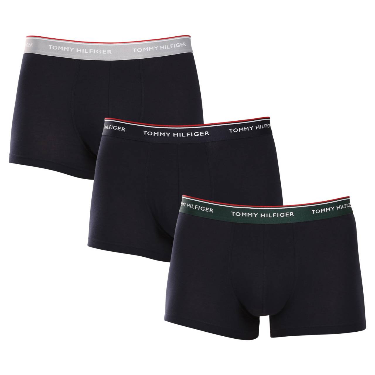 3PACK Herren Klassische Boxershorts Tommy Hilfiger dunkelblau (UM0UM01642 0XW) M.
Gönnen Sie sich zeitlosen Stil und höchsten Komfort mit den Herren-Boxershorts von Tommy Hilfiger.
Hochwertiges Material für maximalen Komfort
Die Tommy Hilfiger Boxershorts sind aus weicher, sehr angenehm zu tragender Baumwolle mit einem Hauch von Elastan gefertigt, was ihnen Flexibilität und Haltbarkeit verleiht.
Ikonischer Stil und präziser Schnitt
Die Boxershorts haben längere Beine, die nicht hochgekrempelt werden und ausreichend Abdeckung und Komfort bieten.
Warum Sie Tommy Hilfiger Boxershorts nicht verpassen dürfen

Hochwertige Baumwolle mit Elastan: Weich, atmungsaktiv und bequem für ganztägigen Tragekomfort.
Längeres Bein und elastischer Bund: Stabilität, Stil und kein Scrollen.
Elegantes und zeitloses Design: Ideal für den Alltag und besondere Anlässe.

Tommy Hilfiger Unterwäsche ist eine Garantie für höchste Qualität
Die Marke Tommy Hilfiger wurde vor fast 40 Jahren zu einer Ikone amerikanischer Kleidung, und ihre farbenfrohe Palette aus Blau, Rot und Weiß ist auf den ersten Blick zu erkennen.
Pflegehinweise für Tommy Hilfiger Boxershorts

Waschen: Per bei 30 °C.
Trocknen: Boxer können bei niedriger Temperatur im Wäschetrockner getrocknet werden.
Bügeln: Falls erforderlich, können sie bei einer niedrigeren Temperatur gebügelt werden.

Tip: Das perfekte Stück Unterwäsche zu finden, kann manchmal eine Herausforderung sein.