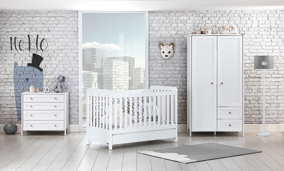 Izba pre bábätko paxton - biela.

 

Nábytok Paxton ctí čisté línie, variabilitu a ľahko ho skombinujete s vybavením, ktoré už doma máte.

 

Detská postieľka Paxton ponúka možnosť troch výškových polôh podľa toho, čo potrebujete pre vaše dieťa v danú dobu - vyššia poloha pre najmenšie bábätká a váš ľahký prístup k dieťaťu, spodná poloha pre bezpečie a pokojný spánok batoliat.

 

Dvojdverová skriňa Paxton kombinuje šatníkovú časť a časť s dvoma priestrannými šuplíkmi.

 

Komoda Paxton sa skladá zo štyroch priestranných zásuviek.

 

Zostava sa skladá z týchto prvkov:


	Detská postieľka 70x130 Paxton - 76x96x136cm (š, v, h)
	Dvojdverová kombinovaná skriňa Paxton - 83x187x38cm (š, v, h)
	Šuplíková komoda Paxton - 83x89x48cm (š, v, h)



Všetok nábytok z kolekcie Paxton nájdete nižšie v súvisiacich produktoch.