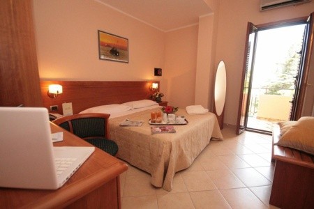 Taliansko Kalábria La Bussola (Tropea) 8 dňový pobyt Raňajky Letecky Letisko: Praha July 2026 (23/07/26-30/07/26)