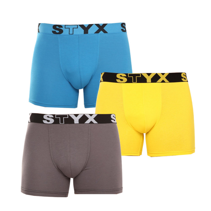 3PACK Herren Klassische Boxershorts Styx long sportlicher Gummizug mehrfarbig (U9696863) M.
Gönnen Sie sich Komfort für den ganzen Tag mit den Styx Boxershorts für Männer in einer klassischen Farbgebung.
Hochwertiges Material für maximalen Komfort
Die Boxershorts sind aus einer hochwertigen Mischung aus Baumwolle und Kunstfasern gefertigt.
Praktisches Design und tschechische Präzision
Die Boxershorts von Styx haben verlängerte Beine, die Ihnen zusätzlichen Halt geben und Reibung an den Oberschenkeln verhindern, was Sie beim Sport und bei langen Sitzungen im Büro oder im Auto zu schätzen wissen werden.
Warum Styx Boxershorts wählen

Tschechische Qualität: Entworfen und hergestellt in der Tschechischen Republik, was eine hohe Qualität der Verarbeitung garantiert.
Hochwertige Materialien: Kombination aus Baumwolle, Modal und Elastan für maximalen Komfort.
Universelles Design: Verlängerte Beine und modisch-sportlicher Gummizug für jede Gelegenheit.

Styx-Unterwäsche ist eine der beliebtesten
Die tschechische Marke Styx ist bei den Kunden vor allem für ihre Shorts mit neuartigen Mustern in kräftigen Farben bekannt.
Wie pflege ich meine Styx-Boxershorts richtig?

Wäscherei: Bei 30°C mit einem milden Waschmittel waschen, damit das Material weich und bequem bleibt.
Trocknen: Es wird nicht empfohlen, Boxershorts im Wäschetrockner zu trocknen, sondern an der Luft zu trocknen, damit sie ihre Form behalten.
Bügeln: Falls erforderlich, bügeln Sie bei niedriger Temperatur, um die Weichheit des Materials zu erhalten.

Tip: Werden Sie ein Experte für die Pflege von Unterwäsche mit den Ratschlägen in unserem Artikel und geben Sie Ihren Lieblingsstücken die Pflege, die sie verdienen.