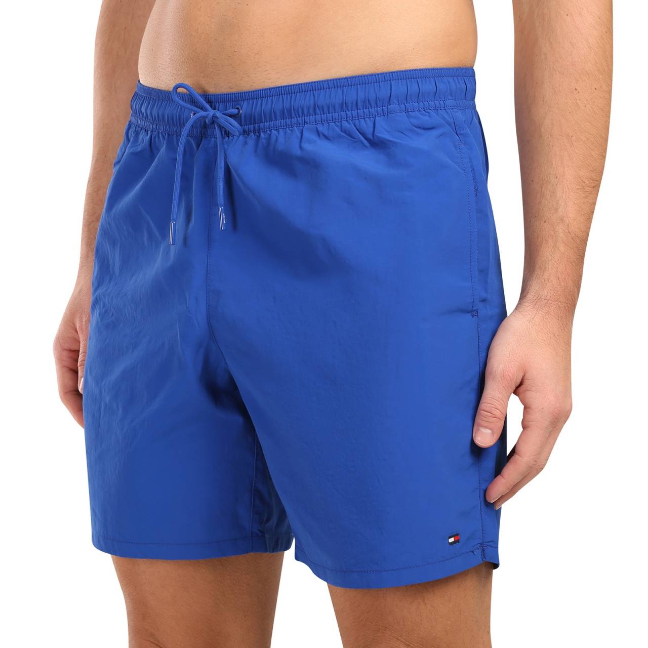 Pánske plavky Tommy Hilfiger modré (UM0UM03309 C7F) XL.
Hľadáte plavky, ktoré spájajú luxusný dizajn, pohodlie a funkčnosť?
Ľahký a rýchloschnúci materiál
Plavky sú vyrobené z umelých vlákien, ktorý je nielen mimoriadne ľahký, ale aj rýchlo schne.
Pohodlný strih, ktorý dokonale padne
Vďaka mierne športovému strihu a rýchloschnúcemu materiálu sa tieto plavky skvele hodia nielen na plávanie a relax na pláži, ale aj na vodné športy alebo bežné nosenie počas horúcich letných dní.
Prečo by ste mali vyskúšať plavky Tommy Hilfiger

Rýchloschnúci materiál: Odolnosť a rýchle schnutie pre maximálne pohodlie.
Štýlový dizajn: Decentné logo Tommy Hilfiger dodáva prémiový vzhľad.
Pohodlný strih: Elastický pás so sťahovacou šnúrkou zaručujú skvelé prispôsobenie a voľnosť pohybu.

Spodná bielizeň Tommy Hilfiger zaručuje najvyššiu kvalitu
Značka Tommy Hilfiger sa pred takmer 40 rokmi stala ikonou amerického obliekania a jej farebnosť v tónoch modrej, červenej a bielej je rozpoznateľná na prvý pohľad.
Ako sa starať o plavky Tommy Hilfiger?
Aby si plavky zachovali kvalitu a farbu čo najdlhšie, je dôležité ich správne udržiavať:

Pranie: Odporúčame prať na 30 °C s jemným pracím prostriedkom, aby nedošlo k poškodeniu materiálu.
Sušenie: Sušenie: Nesušiť v sušičke – najlepšie je nechať ich voľne uschnúť na vzduchu.
Žehlenie: Nežehliť, materiál sa sám vyrovná a zostane hladký.

Tip: Výber plaviek, ktoré vám dobre padnú a zvýraznia váš štýl, môže byť beh na dlhé trate.