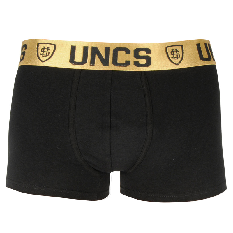 2PACK pánske boxerky UNCS Goldman (21L171PSPP) XL, trenky.
Objavte štýl a pohodlie s pánskymi boxerkami UNCS Goldman, ktoré vám prinášajú jedinečnú kombináciu kvalitných materiálov a moderného dizajnu.
Kvalitný materiál pre celodenné pohodlie
Boxerky sú vyrobené zo zmesi bavlny a elastanu, čo zaručuje priedušnosť, mäkkosť a elasticitu.
Štýlový dizajn a kratší strih
Čierne boxerky s kratšími nohavičkami majú elastický pás v zlatej farbe s výrazným logom UNCS, čo im dodáva moderný a extravagantný vzhľad, ktorý je ideálny pre sebavedomých mužov, ktorí radi vyniknú.
Prečo vyskúšať boxerky UNCS Goldman

Luxusný dizajn: tkaná elastická guma v zlatej farbe s logom UNCS.


Kvalitné materiály: bavlna pre priedušnosť a pohodlie, elastan pre pružnosť a prispôsobenie telu.


Kratší strih: Ideálne pre aktívnych mužov, ktorí ocenia voľnosť pohybu.

Všetci, ktorí milujú pohodlie, nosia nohavice UNCS
Značka UNCS bola založená v roku 1989 a naďalej vyniká v oblasti mládežníckej a pouličnej módy.
Ako sa starať o boxerky UNCS
Aby vaše nové boxerky vydržali dlho v perfektnom stave, odporúčame venovať pozornosť aj ich praniu.

Pranie: Boxerky perte pri teplote 30 °C, aby ste zachovali ich kvalitu a mäkkosť.


Sušenie a žehlenie: Boxerky by sa nemali sušiť v sušičke, ale môžu sa žehliť pri nízkej teplote, aby si zachovali svoj tvar a pohodlie.

Tip: Staňte sa expertom na údržbu spodnej bielizne vďaka tipom v našom článku a doprajte svojim obľúbeným kúskom starostlivosť, ktorú si zaslúžia.