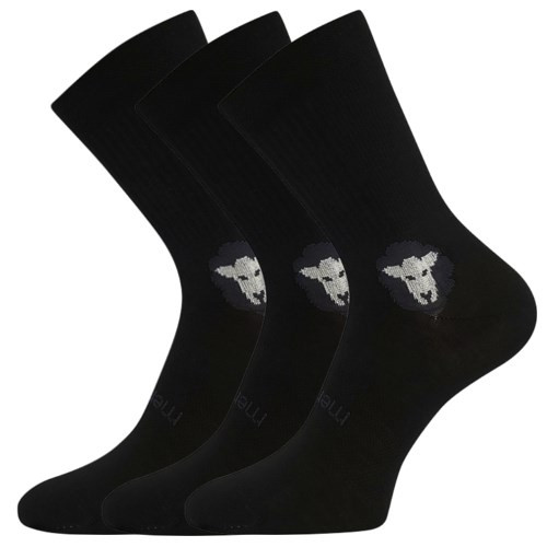3PACK ponožky VoXX merino čierné (Barefootan merino-black) S.
Zažite dokonalý komfort s ponožkami VoXX vyrobenými z prvotriednej merino vlny.
Vysoko kvalitný materiál, ktorý sa prispôsobí vašim potrebám
Ponožky sú vyrobené zo zmesi merino vlny a syntetických vlákien.
Anatomický dizajn, ktorý rešpektuje prirodzený tvar nohy
Ponožky VoXX majú širokú špičku a sú rozdelené na ľavú a pravú nohu, takže perfektne sedia a sú mimoriadne pohodlné, bez zvierania alebo krútenia.
Prečo vyskúšať ponožky VoXX z merino vlny

Presný anatomický strih: Rozlíšenie ľavej a pravej nohy a široká špička pre voľnosť pohybu.
Merino vlna so striebrom: Antibakteriálny účinok a bez zápachu, termoregulácia.
Maximálny komfort: Hladká špička s reťazovým stehom bez tlakových bodov.

Ponožky VoXX na každú príležitosť
Česká firma VoXX sa špecializuje na ponožky z pohodlných a funkčných materiálov, ktoré budete chcieť nosiť stále.
Ako sa starať o ponožky VoXX
Aby vaše ponožky zostali dlho v perfektnom stave, odporúčame dodržiavať tieto pokyny na údržbu.

Pranie: Ideálne je prať ponožky ručne alebo v práčke na 30 °C s použitím pracieho prostriedku určeného na vlnu.
Sušenie: Ponožky nesušte v sušičke – namiesto toho ich nechajte voľne uschnúť, ideálne rozložené na rovnej ploche, mimo priameho slnečného žiarenia a zdrojov tepla.
Žehlenie: Ponožky nežehlite – jemná štruktúra merino vlny by sa mohla poškodiť a stratiť svoje prirodzené vlastnosti.

Tip: Merino vlna je jeden z najkvalitnejších materiálov, preto si zaslúži špeciálne zaobchádzanie.