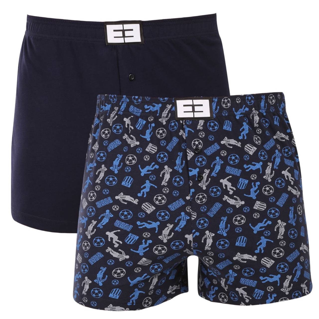 2PACK pánske trenky Nedeto viacfarebné (2NTV07) XXL, trenírky.
Zabezpečte si celodenné pohodlie s pánskymi trenky Nedeto.
Vysokokvalitný materiál na celodenné nosenie
Trenky Nedeto sú vyrobené z kombinácie bavlny a elastanu, čo zaručuje ich výnimočnú mäkkosť a priedušnosť.
Praktický dizajn pre všetkých moderných mužov
Trenky Nedeto majú voľnejší strih, ktorý vám poskytuje maximálnu voľnosť pohybu.
Prečo by ste mali vyskúšať trenky Nedeto

Voľný strih: Ideálny pre pohodlné celodenné nosenie bez pocitu obmedzenia.


Klasický elastický: Silný a pohodlný elastický pás, ktorý drží trenky na mieste bez zarezávania.


Skvelý pomer ceny a kvality: Získate niekoľko kusov kvalitného spodného prádla za nízku cenu.

Česká značka Nedeto sa zameriava na kvalitu
Všetci nosíme spodnú bielizeň Nedeto, pretože ju vyrábame sami.
Ako sa starať o boxerky Nedeto, aby vám vydržali čo najdlhšie
Aby vám vaše nové obľúbené trenky Nedeto vydržali čo najdlhšie, odporúčame dodržiavať niekoľko jednoduchých pravidiel.

Pranie: Boxerky môžete bez obáv prať v práčke na 30 °C.


Žehlenie: Boxerky Nedeto sa dajú aj žehliť – odporúčame strednú teplotu a žehlenie na rubovej strane.


Sušenie: Nie sú vhodné na sušenie v sušičke.

Tip: Staňte sa odborníkom na starostlivosť o spodnú bielizeň vďaka tipom v našom článku a doprajte svojim obľúbeným kúskom starostlivosť, akú si zaslúžia.
