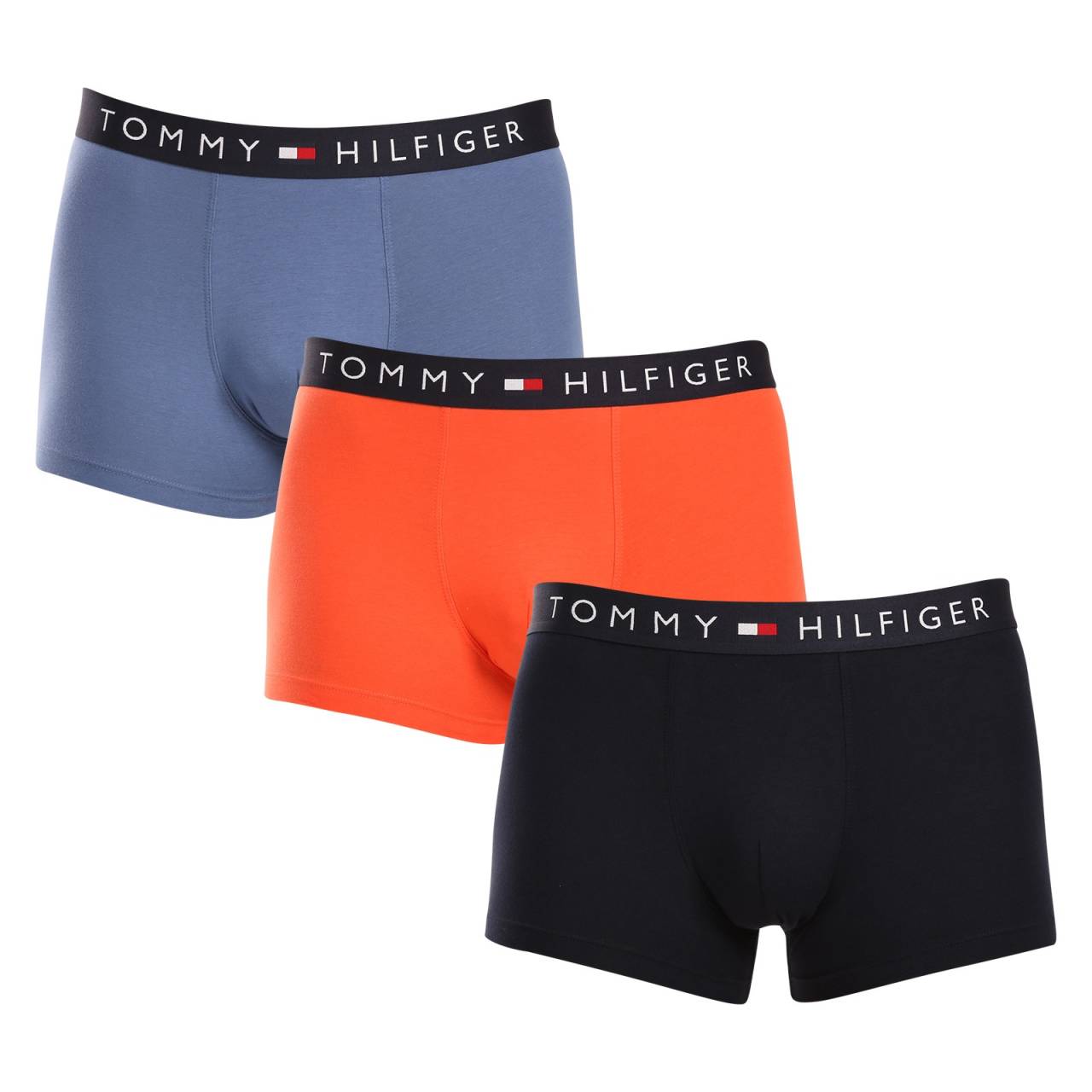 3PACK pánske boxerky Tommy Hilfiger viacfarebné (UM0UM03180 0XS) L, trenky.
Doprajte si nadčasový štýl a špičkový komfort s pánskymi boxerkami od značky Tommy Hilfiger.
Prémiový materiál pre maximálne pohodlie
Boxerky Tommy Hilfiger sú vyrobené z jemnej, na dotyk veľmi príjemnej bavlny s prímesou elastanu, ktorý im dodáva pružnosť a dlhú životnosť.
Ikonyický štýl a precízny strih
Boxerky majú dlhšie nohavičky, ktoré sa nevyhrávajú a poskytujú dostatočné zakrytie a komfort.
Prečo by vám boxerky Tommy Hilfiger nemali chýbať

Prémiová bavlna s elastanom: Mäkká, priedušná a pohodlná na celodenné nosenie.
Dlhšie nohavičky a vyšívaný guma: Stabilita, štýl a žiadne rolovanie.
Elegantný a nadčasový dizajn: Skvelé na každodenné aj špeciálne príležitosti.

Spodná bielizeň Tommy Hilfiger je zárukou najvyššej kvality
Značka Tommy Hilfiger sa stala ikonou amerického obliekania pred takmer 40 rokmi a jej farebnosť v odtieňoch modrej, červenej a bielej je rozpoznateľná na prvý pohľad.
Ako sa starať o boxerky Tommy Hilfiger

Pranie: Per na 30 °C.
Sušenie: Boxerky možno sušiť v sušičke pri nízkej teplote.
Žehlenie: V prípade potreby je možné ich žehliť na nižšiu teplotu.

Tip: Nájdenie ideálneho kúsku spodnej bielizne môže byť niekedy náročné.