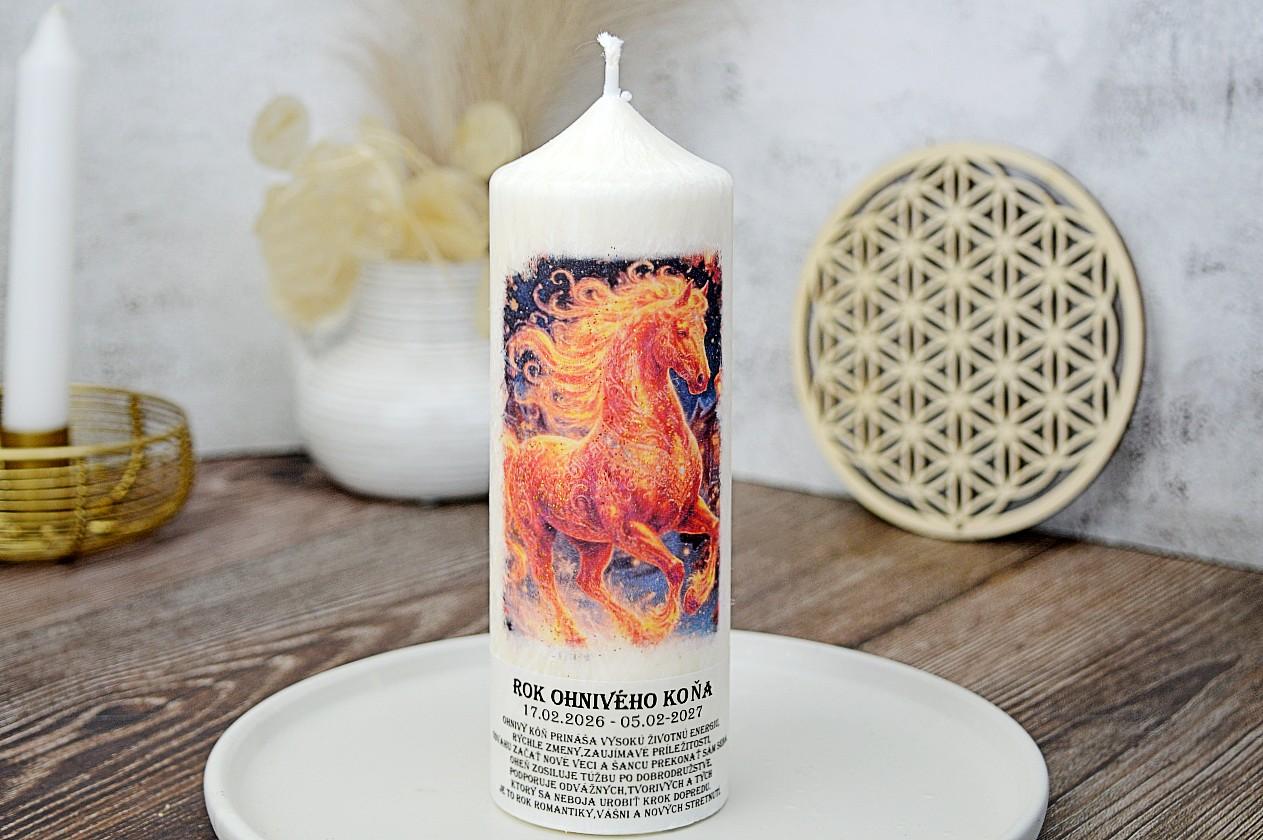 Sviečka 2026 ROK OHNIVÉHO KOŇA - Životná energia, Rozhodnosť, Vášeň, Vlastná cesta Rok 2026 Ohnivého Koňa 17.02.2026 - 05.02.2027 Prináša vysokú životnú energiu a rýchle zmeny, nové príležitosti, odvahu začať nové veci a šancu prekonať sám seba.

Sviečky sú vyrobené z palmového vosku, VYRÁBANÉ RUČNE Z LÁSKOU.