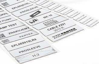 Partex EPL100140LR9C 100x140mm, bílá, 200ks, EPL panelový štítek.
Lesklý, masívny štítok odolný proti oderu, odolný voči alkoholom, olejom a UV stabilný
Kvalitné lepidlo drží aj na štruktúrovanom povrchu
Materiál: polyester s penovým podkladom a silným permanentným akrylovým lepidlom
Teplotná odolnosť: -55°C až +135°C
Farby: strieborná, žltá a biela