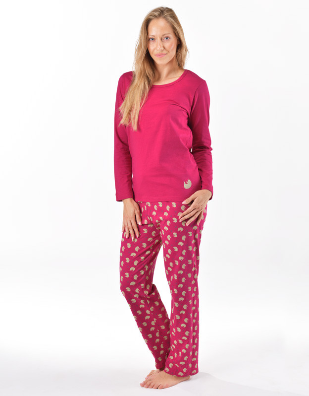 Dámske pyžamo Gina viacfarebné (19169-DFELGB) XXL.
Hľadáte perfektné pyžamo, v ktorom si naozaj oddýchnete?
Vysoko kvalitná bavlna pre prirodzený komfort
Pyžamo je vyrobené z čistej bavlny, ktorá je priedušná, šetrná k pokožke a výborne odvádza vlhkosť.
Štýl a strih, ktorý vám vyhovuje
Horná časť má dlhé rukávy a pohodlný okrúhly výstrih, vďaka čomu sa ľahko oblieka a vyzlieka.
Prečo si pyžamo Gina zamilujete

100 % bavlna: Pohodlné, priedušné a jemné k pokožke.
Pohodlný strih: Dlhé rukávy a nohavice, ideálne na chladnejšie noci.
Štýlový vzhľad: Jednoduchý strih a moderný dizajn, ktorý poteší každé oko.

Česká značka spodnej bielizne Gina sa zameriava na tradíciu a kvalitu
Spodná bielizeň Gina je doslova splneným snom každej ženy, ktorá uprednostňuje pohodlie, minimalizmus a kvalitné materiály.
Ako sa starať o pyžamo Gina
Aby vaše obľúbené pyžamo zostalo dlho v perfektnom stave, odporúčame dodržiavať tieto pokyny na údržbu.

Pranie: Pyžamo perte pri 40 °C s podobnými farbami.
Sušenie: Výrobca neodporúča sušenie v sušičke – aby vaše pyžamo zostalo mäkké a zachovalo si svoj tvar, nechajte ho sušiť na vzduchu, ideálne na vešiaku.
Žehlenie: Pyžamo môžete žehliť pri strednej teplote.

Tip: Staňte sa odborníkom na starostlivosť o spodnú bielizeň vďaka tipom v našom článku a poskytnite svojim obľúbeným kúskom starostlivosť, ktorú si zaslúžia.