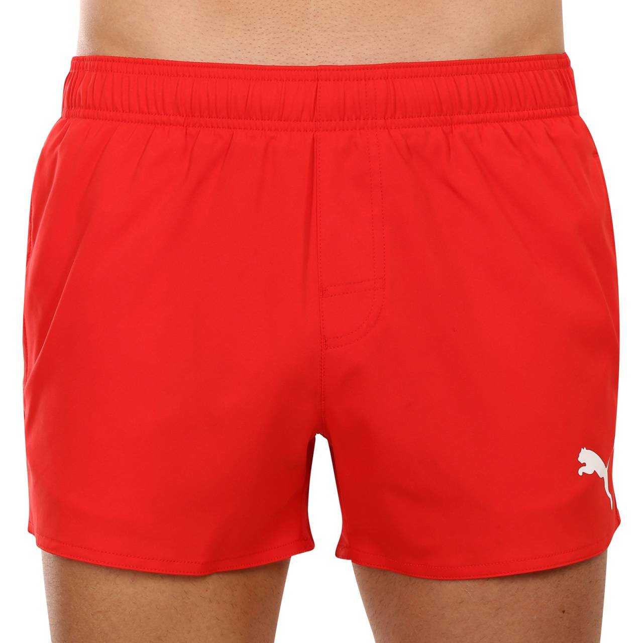 Pánske plavky Puma červené (701224140 002) S.
Zvoľte klasiku, ktorá nikdy nevyjde z módy.
Ľahký a rýchloschnúci materiál pre maximálny komfort
Pánske plavky Puma sú vyrobené z vysoko kvalitného polyesteru, vďaka čomu sú ľahké a pohodlné na nosenie.
Minimalistický dizajn pre aktívny životný štýl
Plavky majú jednoduchý strih s krátkymi nohavicami, ktoré zaisťujú maximálnu voľnosť pohybu.
Prečo si zamilujete plavky Puma

Rýchloschnúci materiál s dlhou životnosťou.
Jednoduchý, nadčasový dizajn so športovým logom.
Krátky, pohodlný strih s elastickým pásom pre voľnosť pohybu.

Spodná bielizeň Puma nie je určená len pre športovcov
Značka Puma je známa po celom svete predovšetkým vďaka oblečeniu a spodnej bielizni, ktoré nosia slávni športovci.
Ako sa starať o pánske plavky Puma
Aby vaše plavky dlho vyzerali ako nové, odporúčame dodržiavať tieto pokyny na údržbu.

Pranie: Plavky perte pri teplote 30 °C, ideálne ručne alebo na jemný cyklus.
Sušenie: Nesušte v sušičke – vysoké teploty môžu poškodiť štruktúru vlákien.
Žehlenie: Nežehlite – materiál to nevyžaduje a teplo by ho mohlo poškodiť.

Tip: Vaše obľúbené spodné prádlo si zaslúži šetrné zaobchádzanie.
