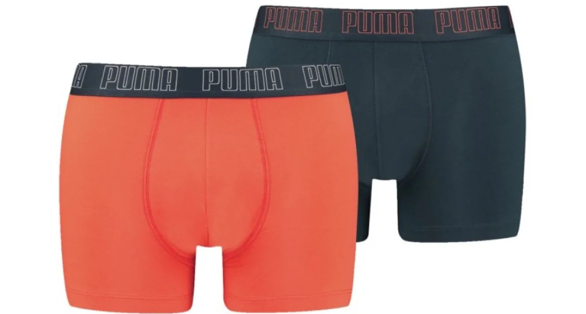 2PACK pánske boxerky Puma viacfarebné (100000884 052) XL, trenky.
Užite si dokonalú kombináciu pohodlia a moderného štýlu s pánskymi boxerkami Puma.
Kvalitný materiál, ktorý vás nesklame
Boxerky sú vyrobené z prvotriednej bavlnenej zmesi s prímesou elastanu, ktorá zaručuje ich mäkkosť, priedušnosť a pružnosť.
Moderný dizajn a presný strih na každodenné nosenie
Nadčasové farebné prevedenie si nájde miesto v šatníku každého štýlového muža.
Prečo si kúpiť boxerky Puma

Štýlový a moderný dizajn: Minimalistický vzhľad s pohodlným elastickým pásom dodáva boxerkám elegantný štýl vhodný pre každého muža.
Kvalitný materiál: Zmes bavlny a elastanu poskytuje mäkkosť, priedušnosť a odolnosť, takže boxerky sa dokonale prispôsobia vášmu telu a dlho vydržia.
Presný strih a dokonalá podpora: Dlhšie nohavice poskytujú dostatočné krytie a zabraňujú odieraniu stehien.

Spodná bielizeň Puma sa hodí nielen športovcom
Značka Puma je známa po celom svete vďaka svojmu oblečeniu a spodnej bielizni, ktorú nosia slávni športovci.
Ako sa starať o boxerky Puma
Aby vám nové boxerky dlho vydržali, odporúčame dodržiavať tieto pokyny.

Pranie: Odporúčame prať pri maximálnej teplote 40 °C, aby sa zachovala kvalita materiálu.
Žehlenie: Nežehlite, aby ste nepoškodili elastické vlákna.
Sušenie: Neodporúča sa používať sušičku, aby boxerky nestratili svoju pružnosť a tvar.

Tip: Hľadanie obľúbenej spodnej bielizne môže byť beh na dlhé trate, preto chceme, aby vám obľúbené kúsky dlho vydržali.