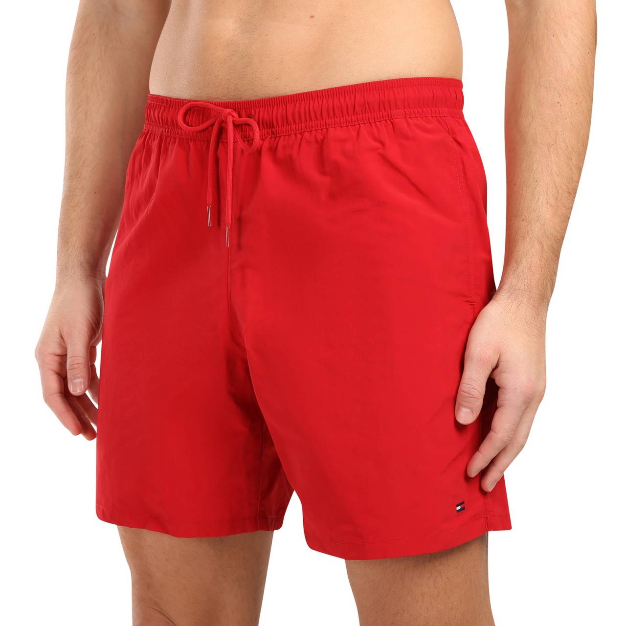 Pánske plavky Tommy Hilfiger červené (UM0UM03309 XLD) XXL.
Hľadáte plavky, ktoré spájajú luxusný dizajn, pohodlie a funkčnosť?
Ľahký a rýchloschnúci materiál
Plavky sú vyrobené z umelých vlákien, ktorý je nielen mimoriadne ľahký, ale aj rýchlo schne.
Pohodlný strih, ktorý dokonale padne
Vďaka mierne športovému strihu a rýchloschnúcemu materiálu sa tieto plavky skvele hodia nielen na plávanie a relax na pláži, ale aj na vodné športy alebo bežné nosenie počas horúcich letných dní.
Prečo by ste mali vyskúšať plavky Tommy Hilfiger

Rýchloschnúci materiál: Odolnosť a rýchle schnutie pre maximálne pohodlie.
Štýlový dizajn: Decentné logo Tommy Hilfiger dodáva prémiový vzhľad.
Pohodlný strih: Elastický pás so sťahovacou šnúrkou zaručujú skvelé prispôsobenie a voľnosť pohybu.

Spodná bielizeň Tommy Hilfiger zaručuje najvyššiu kvalitu
Značka Tommy Hilfiger sa pred takmer 40 rokmi stala ikonou amerického obliekania a jej farebnosť v tónoch modrej, červenej a bielej je rozpoznateľná na prvý pohľad.
Ako sa starať o plavky Tommy Hilfiger?
Aby si plavky zachovali kvalitu a farbu čo najdlhšie, je dôležité ich správne udržiavať:

Pranie: Odporúčame prať na 30 °C s jemným pracím prostriedkom, aby nedošlo k poškodeniu materiálu.
Sušenie: Sušenie: Nesušiť v sušičke – najlepšie je nechať ich voľne uschnúť na vzduchu.
Žehlenie: Nežehliť, materiál sa sám vyrovná a zostane hladký.

Tip: Výber plaviek, ktoré vám dobre padnú a zvýraznia váš štýl, môže byť beh na dlhé trate.
