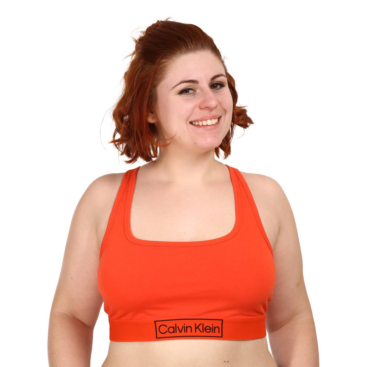 Dámska podprsenka Calvin Klein nadrozmer oranžová (QF6823E-3CI) 3XL.
Hľadáte podprsenku, ktorá je IN, je pohodlná a hodí sa na športové či voľnočasové aktivity?
Dámska podprsenka Calvin Klein je špeciálne vyvinutá na šport, ale oceníte ju aj na voľnočasové aktivity.
Čo sa pranie týka - odporúčame ju prať maximálne na 30°C a nesušiť v sušičke, inak sa môže stať, že už podprsenku nebude možné nosiť - viac sa dozviete nižšie v klasických informáciách o produkte.