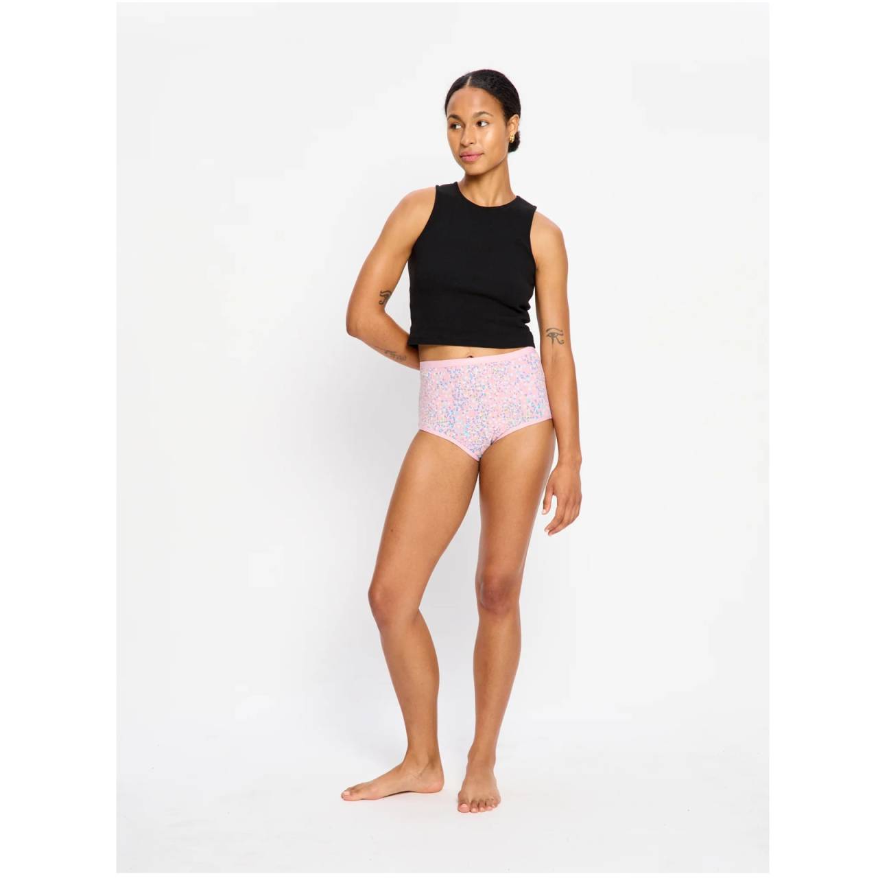 Menštruačné nohavičky Modibodi Classic Full Brief Moderate Flore Pink (FLFBMHFLPW) M.
Doprajte si kombináciu štýlu, pohodlia a úplnej spoľahlivosti s menštruačnými nohavičkami Modibodi z radov Classic, Brief, Full Brief, Hi-Waist a Sensual.
Prirodzený komfort vďaka inteligentným materiálom
Telo nohavičiek je vyrobené z mäkkej a priedušnej viskózy z bambusovej celulózy s prímesou elastanu, vďaka čomu krásne sedia, nikde netlačia a sú pohodlné na nosenie po celý deň.
Štýl, ktorý vás podporuje
Modibodi kladie dôraz nielen na funkčnosť, ale aj na vzhľad.
Prečo si ich zamilujete:

mäkký bambusový viskózový materiál s elastanom
vrstva z merino vlny – prirodzený komfort a hygienická ochrana
rôzne úrovne ochrany bez potreby ďalších pomôcok
elegantný dizajn, ktorý posilňuje vaše sebavedomie
vhodné na každodenné nosenie, do práce, na spanie a voľný čas
Ekologická a udržateľná voľba

Starostlivosť o menštruačné nohavičky Modibodi:

Pred prvým použitím: Nohavičky vyperte ručne alebo v práčke na jemný cyklus (30 °C), aby sa aktivovala absorpčná technológia.
Po každom použití: Najskôr dôkladne opláchnite studenou vodou, potom vyperte.
Pranie: Perte pri nízkej teplote s jemným pracím prostriedkom.
Sušenie: Nesušte v sušičke.
Žehlenie: Nežehlite – vysoké teploty môžu poškodiť funkčné vrstvy a merino vlákna.