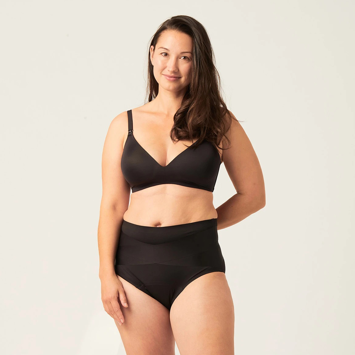 Tvarujúce menštruačné a popôrodné nohavičky Modibodi Contour (MODI4198) XL.
Modibodi Contour Full Brief tvarujúce menstruačné nohavičky pre normálnu až silnú menštruáciu

absorpčná schopnosť zodpovedajúca 2 až 3 tampónom (15 ml)
Majú vysoký pás s krížovými pruhmi pre cielenú podporu brucha a chrbta.
Sú veľmi vhodné ako nohavičky po pôrode – po pôrode môžete pomôcť svojmu telu regenerovať sa nielen používaním správnych produktov, ale aj nosením podporného spodného prádla.
Vrstva na dotyk je z merino vlny.
Vďaka funkčným materiálom je vlhkosť odvádzaná od tela.

Vždy skontrolujte tabuľku veľkostí (vyššie) pre každú značku a vyberte si podľa nej.
Menštruačné nohavičky Modibodi sa vyznačujú použitím austrálskej merino vlny v absorpčnej vrstve.
Ako funguje patentovaná technológia Modifier Technology™

Vonkajšia (dotyková) vrstva je vyrobená zo 100 % merino vlny (ovčej vlny) – odvádza vlhkosť, je antimikrobiálna a zabezpečuje pocit sucha.
Stredná absorpčná vrstva je z mikrovláknovej froté látky, ktorá bezpečne pohlcuje tekutiny a neutralizuje zápach a neprepúšťa ich.
Posledná vrstva je neprepustná, ale priedušná bariéra.

Zloženie:

Vonkajšia vrstva: 78 % recyklovaný nylon, 22 % elastan
Vrstva na dotyk: 100 % merino vlna
Vnútorná vrstva: 80 % polyester, 20 % polyamid; 100 % polyester

Spodná bielizeň Modibodi je certifikovaná podľa normy STANDARD 100 od OEKO-TEX®.
Navrhnuté v Austrálii, vyrobené v Číne.
Pranie a starostlivosť o menštruačné nohavičky

Pred prvým použitím nohavičky vyperte na 30 stupňov, aby sa aktivovala absorpčná vrstva.
Po použití vyperte v studenej vode – nepoužívajte mydlo s obsahom žlče, pretože nie je vhodné pre merino vlnu, ani silné trenie alebo drhnutie.
Potom ich perte v práčke pri 30 stupňoch spolu s bežným prádlom.
Odporúčame používať pracie gély na vlnu alebo jemné prádlo.
Menštruačné nohavičky perte v ochrannom vrecku na jemné spodné prádlo, najmä v prípade nohavičiek s čipkou to dôrazne odporúčame!
Nepoužívajte aviváž ani sušičku.
Keď nohavičky nepoužívate, uložte ich do uzatvárateľnej krabičky.

Viac informácií nájdete v článku Ako sa starať o menstruačné nohavičky.
O Modibodi
Produkty Modibodi sú alternatívou k jednorazovým produktom.