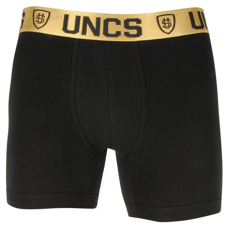 2PACK pánske boxerky UNCS Goldman (21L172PSPP) M, trenky.
Objavte štýl a pohodlie s pánskymi boxerkami UNCS Goldman, ktoré vám prinášajú jedinečnú kombináciu kvalitných materiálov a moderného dizajnu.
Kvalitný materiál pre celodenné pohodlie
Boxerky sú vyrobené zo zmesi bavlny a elastanu, čo zaručuje priedušnosť, mäkkosť a elasticitu.
Štýlový dizajn a dlhší strih
Čierne boxerky s dlhšími nohavicami majú elastický pás zlatej farby s výrazným logom UNCS, ktorý im dodáva moderný a extravagantný vzhľad, ktorý je ideálny pre sebavedomých mužov, ktorí radi vyniknú.
Prečo vyskúšať boxerky UNCS Goldman

Luxusný dizajn: tkaná guma v zlatej farbe s logom UNCS.


Kvalitné materiály: bavlna pre priedušnosť a pohodlie, elastan pre pružnosť a prispôsobenie telu.


Dlhší strih: Ideálne pre aktívnych mužov, ktorí ocenia voľnosť pohybu.

Spodná bielizeň UNCS pre milovníkov extravagancie
Pánska spodná bielizeň UNCS vyniká príjemnými materiálmi a jednoduchými strihmi.
Ako sa starať o boxerky UNCS
Aby vaše nové boxerky vydržali dlho v perfektnom stave, odporúčame venovať pozornosť aj ich praniu.

Pranie: Boxerky perte pri teplote 30 °C, aby ste zachovali ich kvalitu a mäkkosť.
Sušenie: Boxerky nie sú vhodné na sušenie v sušičke.
Žehlenie: Možno ich žehliť pri nízkej teplote, aby si zachovali svoj tvar a pohodlie.

Tip: Staňte sa expertom na údržbu spodnej bielizne vďaka tipom v našom článku a doprajte svojim obľúbeným kúskom starostlivosť, ktorú si zaslúžia.
