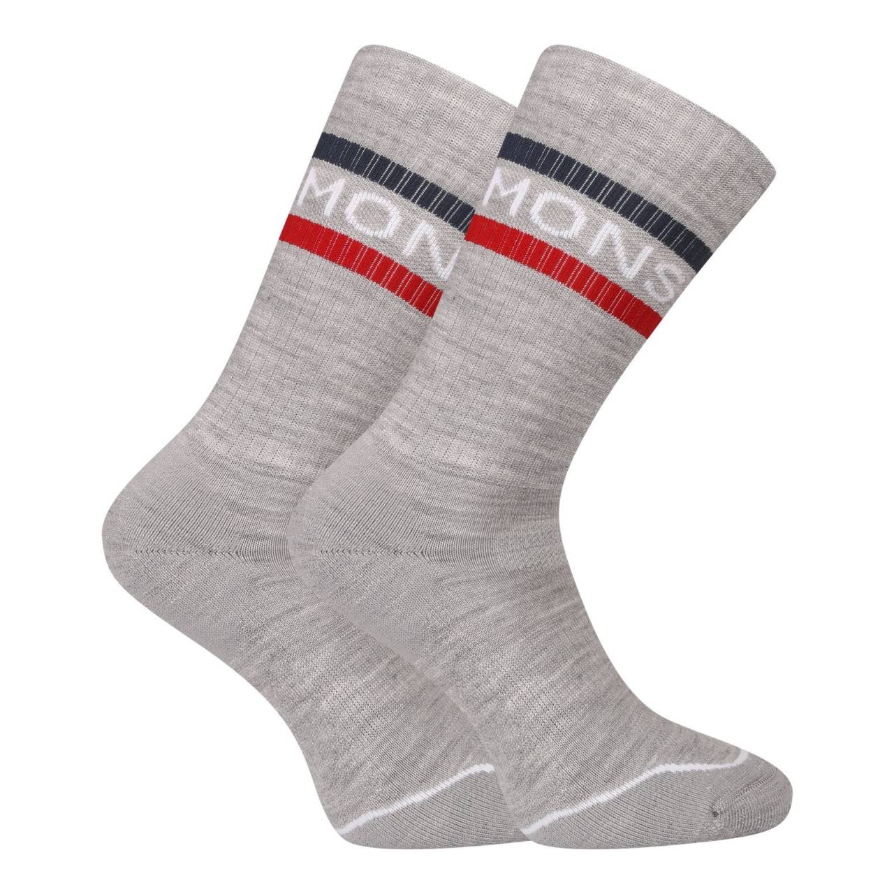 Ponožky Mons Royale merino sivé (100907-1160-781) XL.
Vstup do sveta nekompromisneho pohodlia s vysokymi ponožkami Mons Royale z merino vlny – sú ideálne pre všetkých, ktorí hľadajú teplo, odolnosť a funkčnosť v jednom.
Merino vlna – prírodný zázrak pre vaše nohy
Hlavným materiálom týchto ponožiek je merino vlna – prírodné, funkčné vlákno, ktoré vás udrží v teple aj za mokra, odvádza pot a zároveň je neuveriteľne mäkké.
Vysoký strih pre vyššiu ochranu a podporu
Ponožky Mons Royale majú vyšší strih, ktorý chráni členky aj lýtka a skvele sa hodia do ponožiek, lyžiarskych topánok aj pracovnej obuvi.
Prečo si vybrať ponožky Mons Royale

Merino vlna najvyššej kvality: Mäkká, hrejivá, antibakteriálna a priedušná.
Odolná konštrukcia: Funkčné vlákna pre dlhú životnosť a pružnosť.
Vysoký strih: Ideálne do horolezeckých topánok, lyžiarskych topánok aj pracovnej obuvi.
Štýl a funkčnosť v jednom: Technické spracovanie v modernom dizajne.

Spodná bielizeň Mons Royale je skvelou voľbou na každý deň
Funkčná spodná bielizeň z merino vlny – to je Mons Royale.
Ako sa starať o ponožky Mons Royale z merino vlny
Aby ti ponožky vydrželi dlouho v perfektnom stave, odporúčame dodržiavať nasledujúce pokyny.

Pranie: Ponožky pier na maximálnu teplotu 40 °C, najlepšie naruby av jemnom cykle.
Sušenie: Ponožky nesuš v sušičke.
Žehlenie: Merino ponožky nežehli.

Tip: Merino vlna patrí medzi najjemnejšie materiály, preto si zaslúži výnimočné zaobchádzanie.