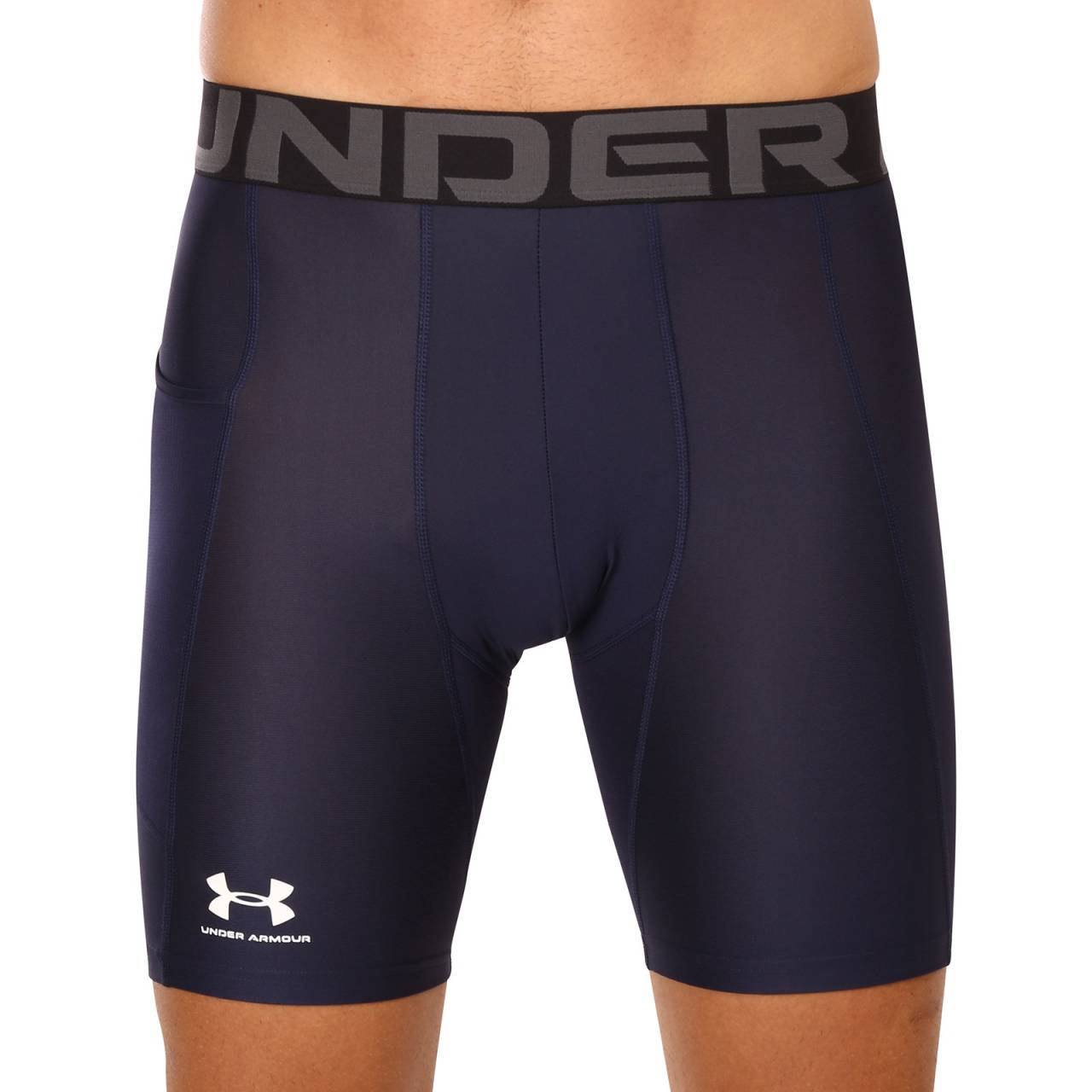 Pánské boxerky Under Armour tmavomodre (1361596 410) S, trenky.
Získajte výhodu pri každom tréningu.
Funkčný materiál, ktorý vás nesklame
Boxerky Under Armour sú vyrobené z ľahkého a elastického materiálu, ktorý pozostáva z kombinácie polyesteru a elastanu.
Športový vzhľad s dôrazom na funkčnosť
Kompresný strih boxeriek Under Armour podporuje svaly, zlepšuje krvný obeh a znižuje únavu počas namáhavého tréningu.
Prečo vyskúšať športové boxerky Under Armour

Kompresný strih pre maximálnu podporu svalov: Pomáha zlepšiť výkon a urýchliť regeneráciu.
Priedušný a rýchloschnúci materiál: Zaručuje suchý a pohodlný pocit aj pri vysokej intenzite cvičenia.
Dlhšie nohavice, ktoré zabraňujú odieraniu stehien: Ideálne pre športovcov, ktorí potrebujú pohodlie bez kompromisov.

Spodná bielizeň Under Armour vás podporí v každej situácii
Americká značka Under Armour sa zameriava na výrobu športovej spodnej bielizne.
Ako sa starať o športové boxerky Under Armour
Aby vaše obľúbené spodné prádlo zostalo dlho v perfektnom stave, odporúčame dodržiavať tieto pokyny na údržbu.

Pranie: Boxerky odporúčame prať na 30 °C.
Sušenie: Boxerky nesušte v sušičke.
Žehlenie: Žehlenie nie je potrebné ani odporúčané.

Tip: Vaše obľúbené spodné prádlo si zaslúži šetrné zaobchádzanie.