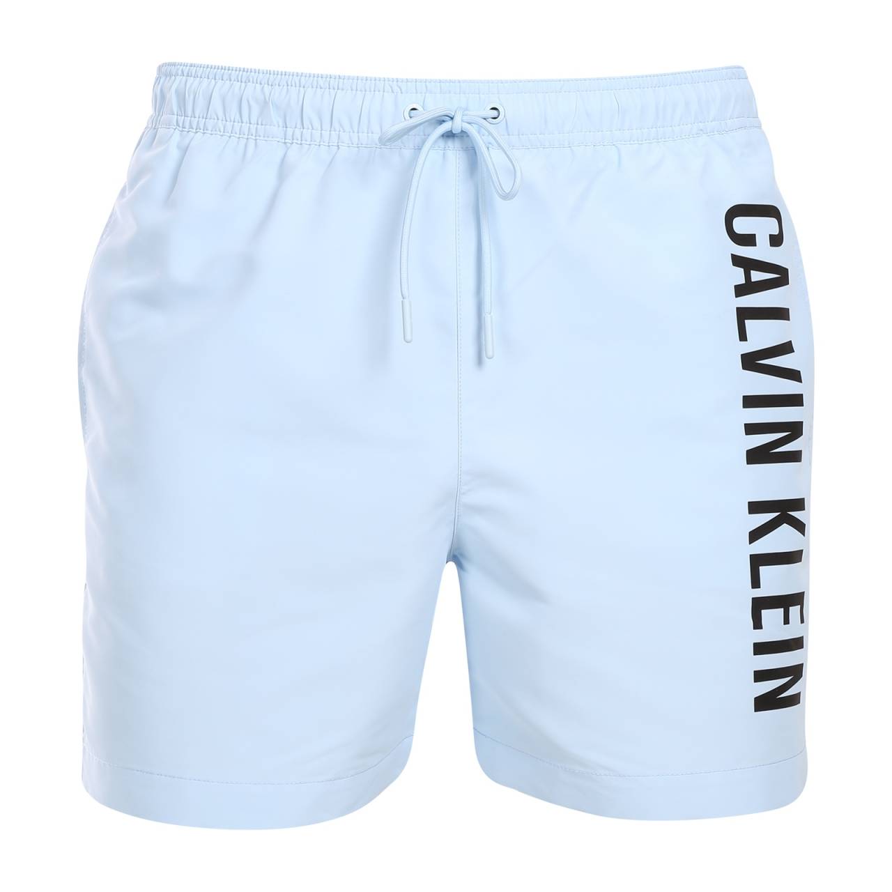 Pánske plavky Calvin Klein modré (KM0KM01004-C7S) XXL.
Chcete vyzerať štýlovo a zároveň si užívať maximálne pohodlie?
Ľahký a funkčný materiál vám zaručí pohodlie
Plavky sú vyrobené z ľahkého polyesteru, ktorý rýchlo schne a je veľmi odolný.
Pohodlný strih na každú príležitosť
Plavky Calvin Klein majú kratšie nohavičky, takže vás neobmedzujú a nechajú vyniknúť vaše nohy.
Prečo by vám plavky Calvin Klein nemali chýbať v šatníku

Prémiový dizajn: Luxusný vzhľad s ikonickým logom Calvin Klein.
Rýchloschnúci materiál.
Perfektný strih: Krátke nohavičky a elastický pás so šnúrkou na stiahnutie sa vám prispôsobia a zabezpečia maximálnu voľnosť pohybu.

Spodnú bielizeň Calvin Klein milujú ľudia na celom svete
Pánska spodná bielizeň Calvin Klein patrí k stáliciam módneho priemyslu.
Ako sa starať o svoje plavky?
Aby vám plavky vydržali ako nové, je dôležité venovať im správnu starostlivosť:

Pranie: Odporúča sa pri 30 °C s jemným pracím prostriedkom.
Sušenie: Nie je vhodné sušiť v bubnovej sušičke - najlepšie je nechať ich uschnúť na vzduchu.
Žehlenie: Nežehlite, materiál sa prirodzene vyrovná.

Tip: Výber plaviek, ktoré vám dokonale padnú a zvýraznia váš štýl, môže byť behom na dlhé trate.