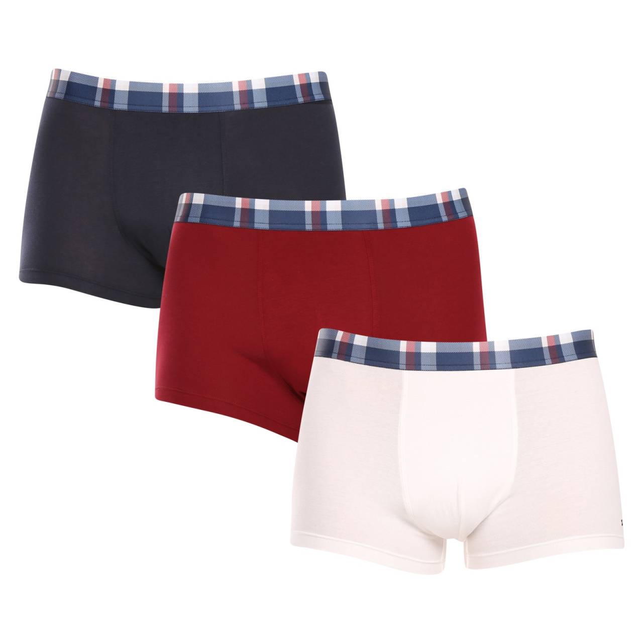 3PACK Boxers para hombre Tommy Hilfiger multicolor (UM0UM03041 0XU) S.
Calzoncillos bóxer masculinos que gustarán tanto a los hombres como a sus mujeres
Los calzoncillos Tommy Hilfiger destacan por la calidad de su confección y, gracias a la combinación de algodón y elastano, se ajustan bien y son agradables al tacto.
La ropa interior Tommy Hilfiger es garantía de la máxima calidad
La marca Tommy Hilfiger se convirtió en un icono del vestir americano hace casi 40 años, y su colorida paleta de azul, rojo y blanco es reconocible a simple vista.