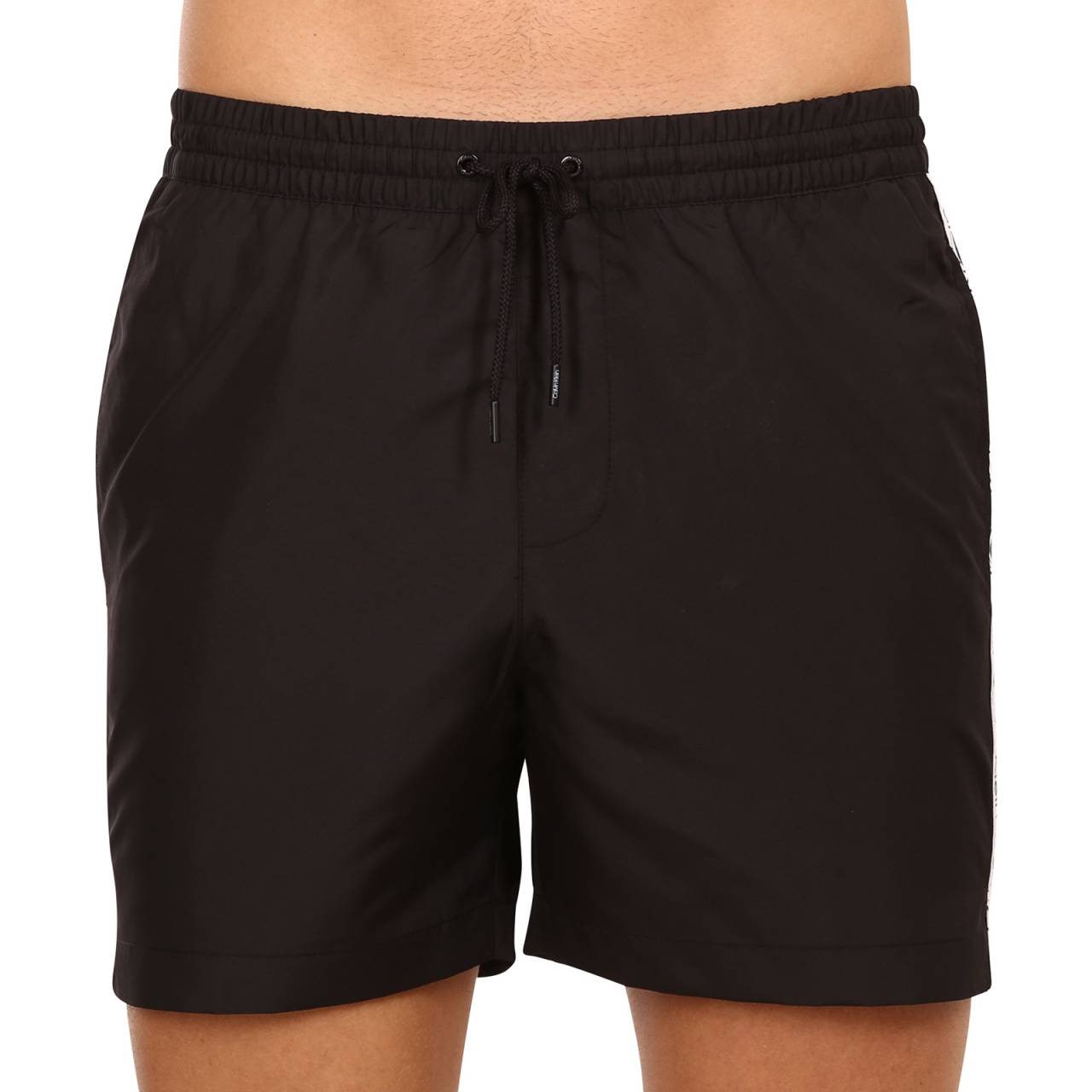 Moške kopalke Calvin Klein črne (KM0KM00741 BEH) S.
Želite biti videti elegantno in hkrati uživati v največjem udobju?
Lahkoten in funkcionalen material vam zagotavlja udobje
Kopalke so izdelane iz lahkega poliestra, ki se hitro suši in je zelo trpežen.
Udobno prileganje za vsako priložnost
Kopalke Calvin Klein imajo krajše noge, zato vas ne omejujejo in pustijo vaše noge na ogled.
Zakaj v vaši garderobi ne smejo manjkati kopalke Calvin Klein

Vrhunska zasnova: Razkošen videz z ikoničnim logotipom Calvin Klein.
Material za hitro sušenje.
Odličen kroj: Kratke nogavice in elastičen pas z vrvico se bodo prilagodili vašemu telesu in zagotovili največjo svobodo gibanja.

Spodnje perilo Calvin Klein obožujejo ljudje po vsem svetu
Moško spodnje perilo Calvin Klein je ena od stalnic modne industrije.
Kako skrbeti za kopalke?
Če želite zagotoviti, da bodo vaše kopalke trajale kot nove, je pomembno, da jih pravilno negujete:

Pralnica: Priporočeno za 30 °C z blagim detergentom.
Sušenje: Ni primerno za sušenje v sušilnem stroju - najbolje je, da se posuši na zraku.
Likanje: Ne likate, material se naravno zravna.

Nasvet: Izbira kopalk, ki se vam popolnoma prilegajo in poudarjajo vaš slog, je lahko dolgotrajna.