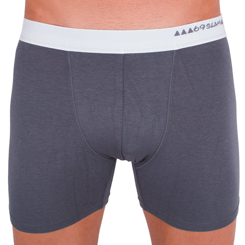 Pánske boxerky 69SLAM fit bamboo plain dark grey M, trenky.
Doprajte si každodenné pohodlie s výnimočne mäkkými bambusovými boxerkami 69SLAM.
Prvotriedny materiál pre maximálne pohodlie
Boxerky 69SLAM sú vyrobené zo zmesi bambusu, bavlny a spandexu.
Štýlový dizajn a premyslený strih
Farebný dizajn je nadčasová klasika, ktorá je nielen univerzálna, ale aj moderná.
Prečo si boxerky 69SLAM zamilujete

Vyrobené z prírodného a ekologického materiálu.
Výnimočne mäkké, pohodlné a jemné k pokožke.
Pružný strih, ktorý sa prispôsobí vášmu telu.
Moderný dizajn s kvalitnou tkanou gumou.

Spodná bielizeň 69SLAM, ktorá vám zdvihne náladu
69SLAM je obľúbená surferská značka z Bali, ktorá oslavuje život, umenie, kreativitu, dizajn a farby v každom detaile.
Ako sa starať o bambusové boxerky 69SLAM
Aby ste svoje boxerky udržali dlho v perfektnom stave, odporúčame vám dodržiavať tieto tipy.

Pranie: Odporúčame ručné pranie v studenej alebo mierne teplej vode.
Sušenie: Nesuš v sušičke.
Žehlenie: Žehlenie nie je potrebné a ani ho neodporúčame – môžeš tak poškodiť jemné bambusové vlákna.

Tip.