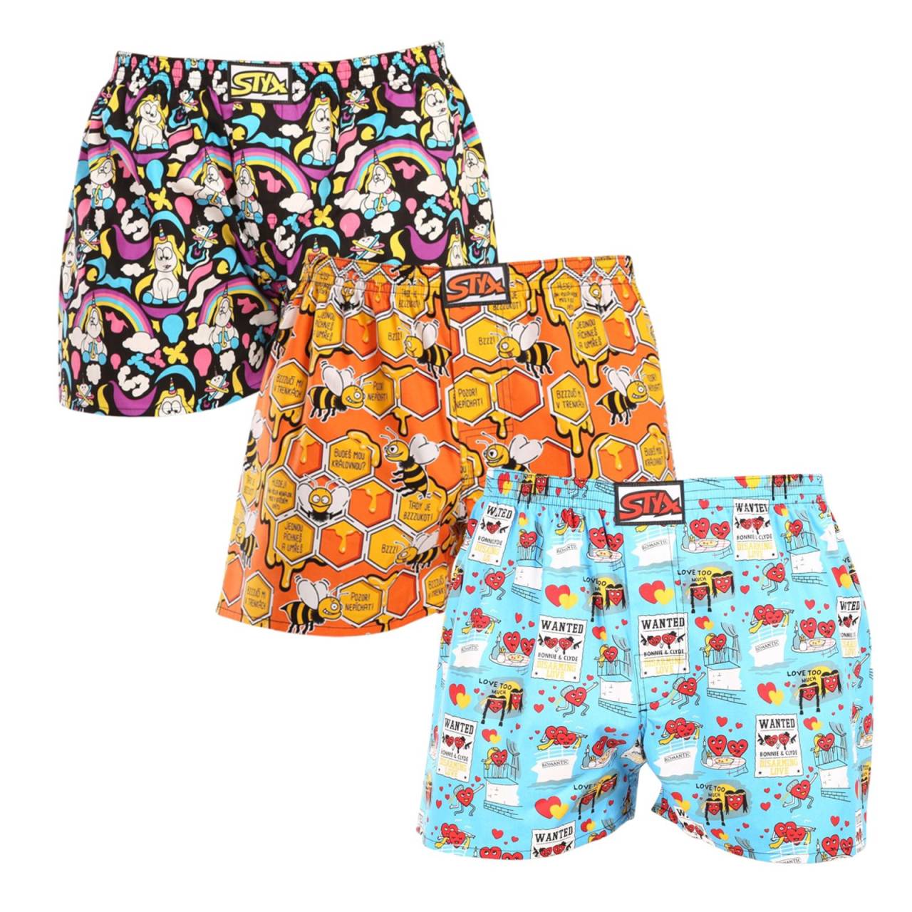 3PACK short hombre Styx art classic goma multicolor (3A11846) M.
Regálate estilo y comodidad con los pantalones cortos para hombre Styx, de colores vivos y diseños originales.
Material suave para una mayor comodidad durante todo el día
Los pantalones cortos Styx están hechos de algodón 100%, que ofrece suavidad y transpirabilidad incluso durante todo el día.
Diseño original y ajuste cómodo
Los shorts Styx aportarán alegría y un estilo único a tu armario gracias a sus atrevidos colores y originales estampados.
¿Por qué comprar pantalones cortos Styx?

Fabricado en la República Checa con especial atención a la calidad y la precisión.


Material 100% algodón para mayor suavidad y comodidad.


Diseños originales y divertidos que te diferenciarán.

Calidad de la República Checa, eso es ropa interior Styx
La ropa interior Styx se fabrica íntegramente en la República Checa.
Cómo cuidar los pantalones cortos Styx
Para mantener la calidad y la comodidad de sus pantalones cortos, siga estas directrices:

Lavandería: Lavar a una temperatura máxima de 30 °C para mantener los colores intensos y el algodón suave.


Secado: No recomendamos secarlos en la secadora, mejor dejarlos secar al aire libre.


Planchado: Para conseguir un aspecto liso, puede planchar los pantalones cortos a baja temperatura.

Consejo: Conviértete en una experta en mantenimiento de lencería con los consejos de nuestro artículo y dale a tus piezas favoritas el cuidado que se merecen.